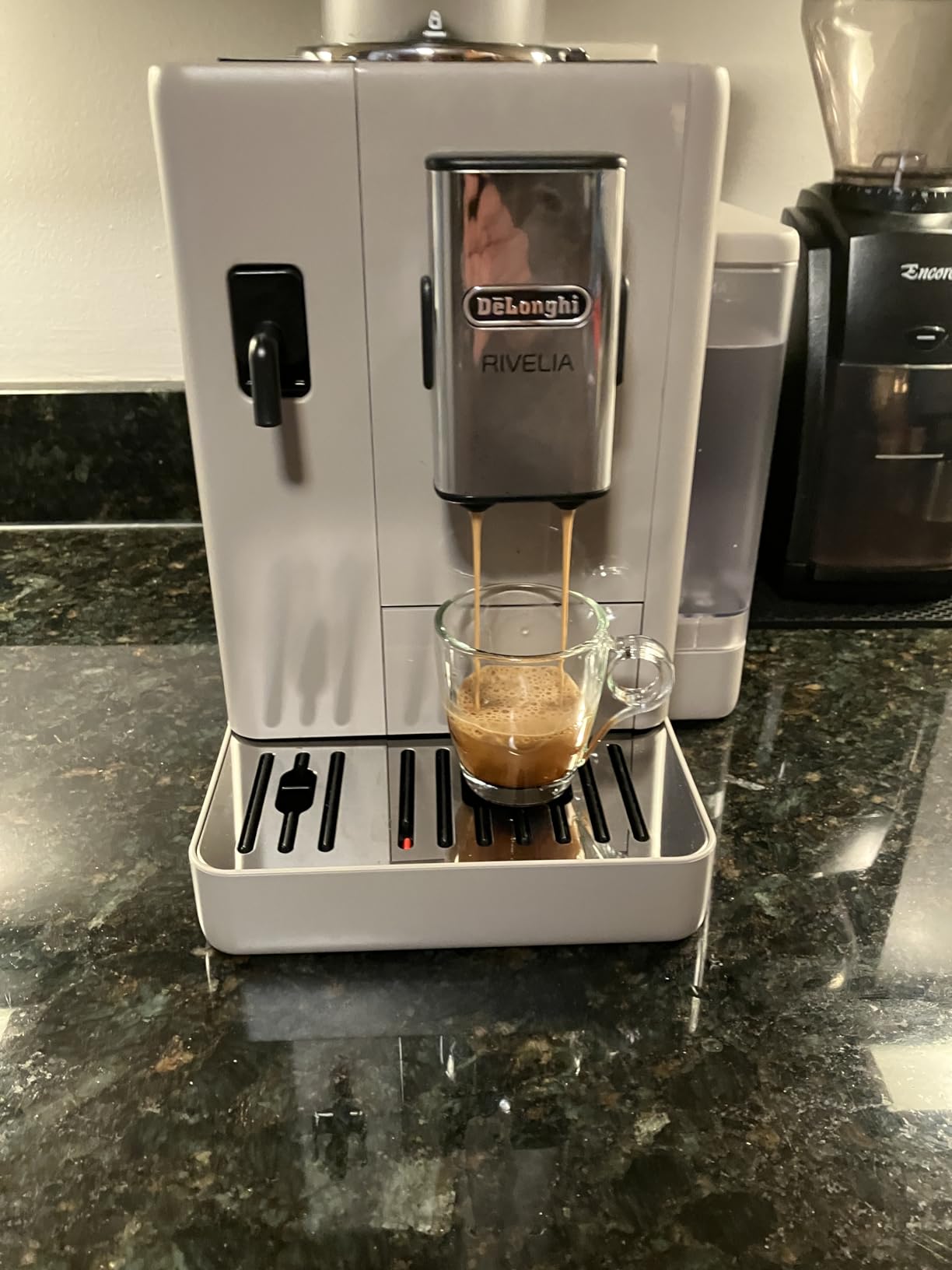 De'Longhi Rivelia Automatic Espresso Machine, Grinder & Frother, Easy Bean Switching, Beige customer photo 1