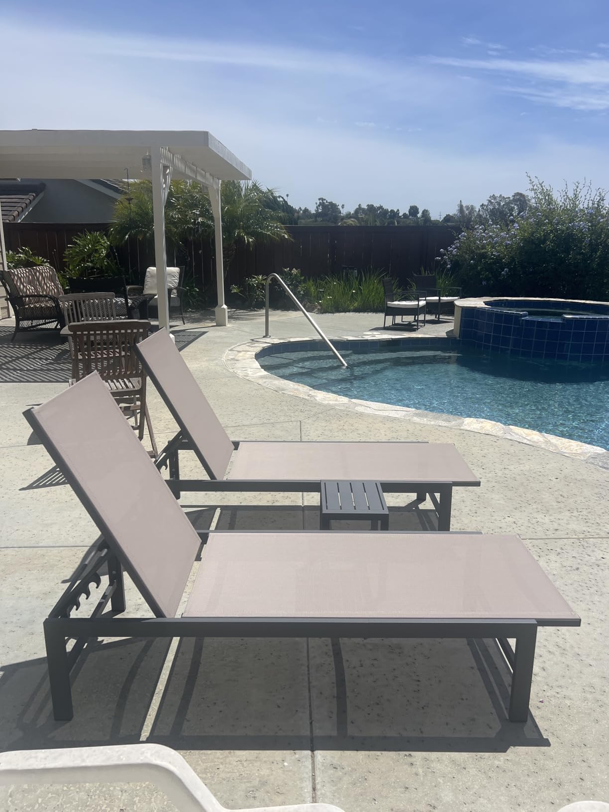 Vexwalx Outdoor Lounge Chair for Pool, Aluminum Chaise Lounge Chairs with 5-Position Recliner, Patio Lounge Chair for Backyard, Poolside, Deck, Lawn (Khaki) customer photo 1