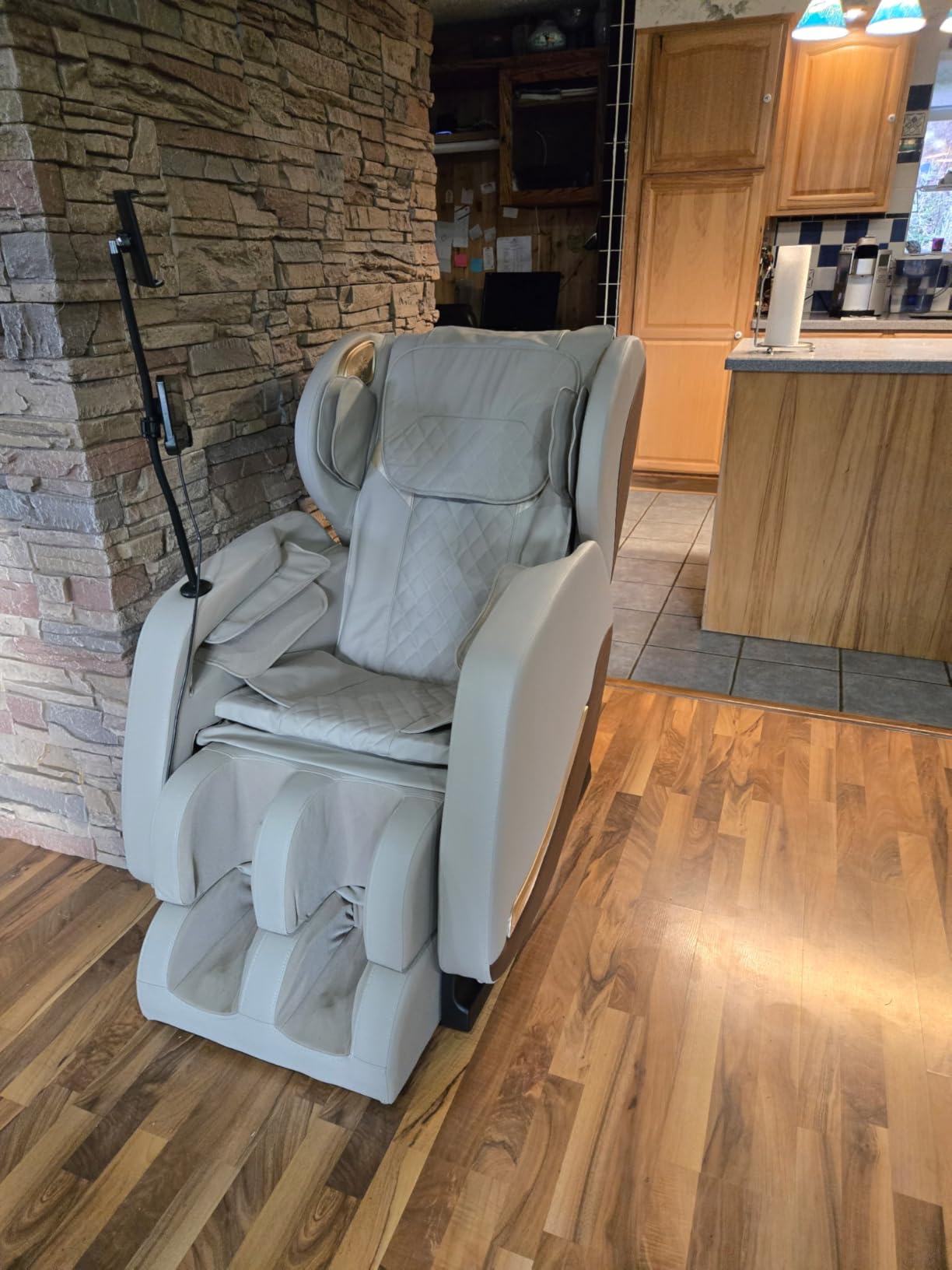 2026 Massage Chair, Massage Chairs Full Body and Recliner with 10 Fixed Points, Zero Gravity, Wood Grain Leather, Foot Massage, Airbags, Lumbar Heating, Bluetooth and Control Screen (Leather White) customer photo 1