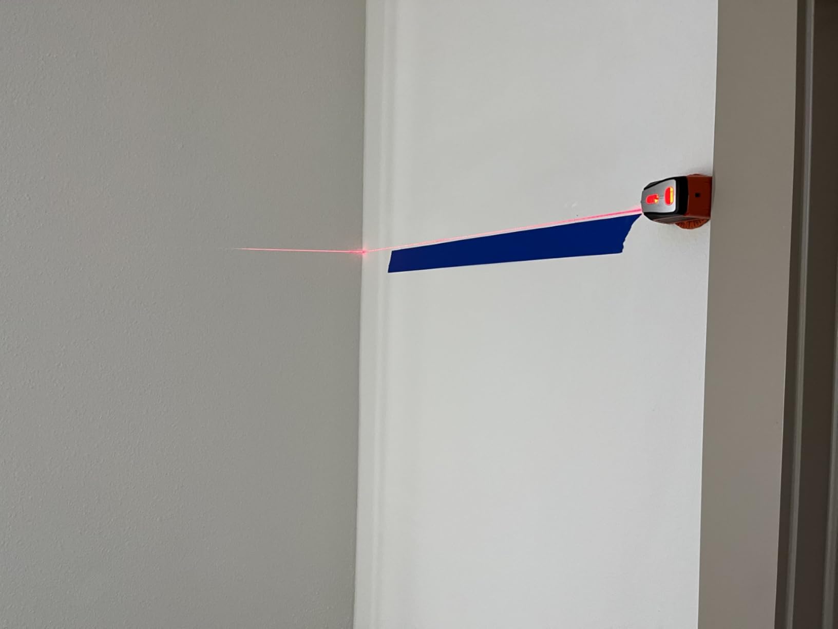 BLACK+DECKER Laser Level, Self-Leveling, 360 Degree Wall Attachment, AA Batteries Included (BDL220S) customer photo 1