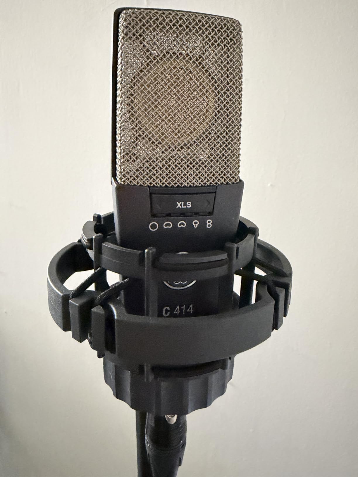 AKG Pro Audio C214 Studio Grade Professional Large Diaphragm Vocal and Instrument Condenser Microphone - XLR customer photo 1