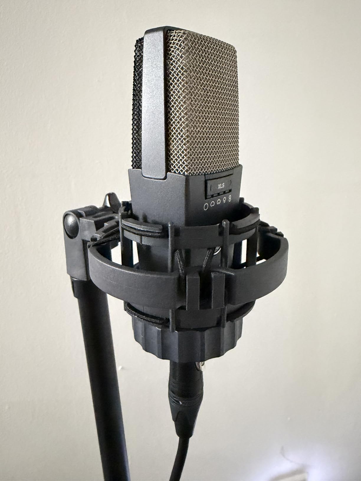 AKG Pro Audio C214 Studio Grade Professional Large Diaphragm Vocal and Instrument Condenser Microphone - XLR customer photo 2