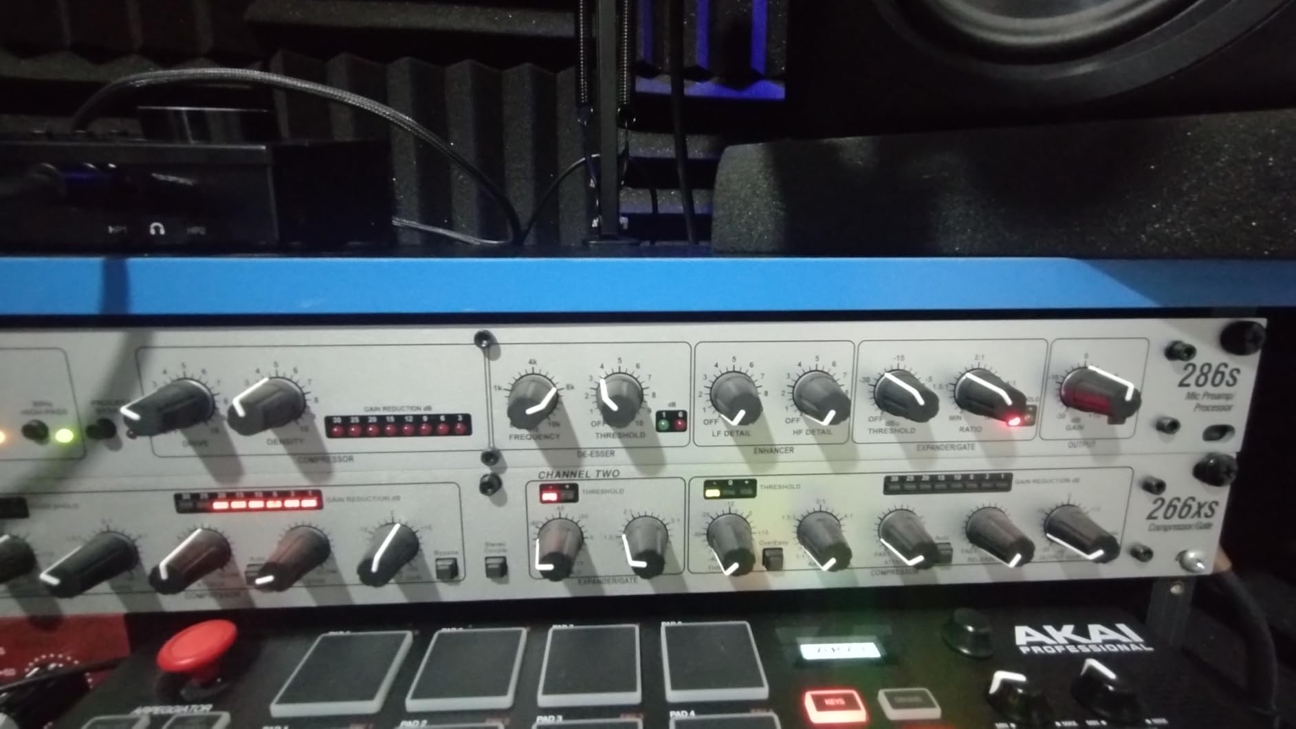 dbx DBX286SV Microphone Preamp & Channel Strip Processor, with Compression, De-Esser, Enhancer, Expander/Gate, Loop-Out, Metering LEDs, XLR and 1/4