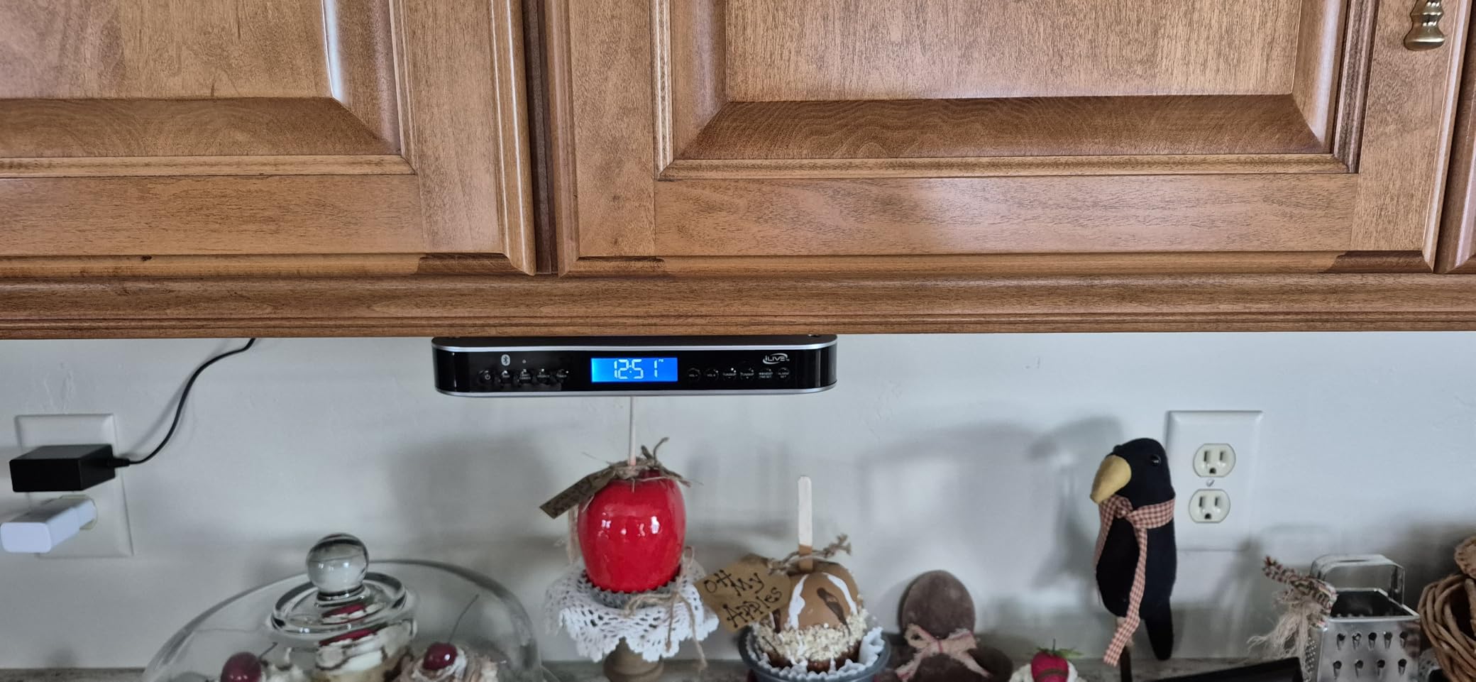 iLive Under Cabinet Bluetooth FM Radio for Kitchen, Wireless Stereo with Built-in Clock & Timer, 20 FM Presets, Negative LCD, 60-Ft Range, Under-Cabinet Mounting Hardware, AC Powered + Battery Backup customer photo 2