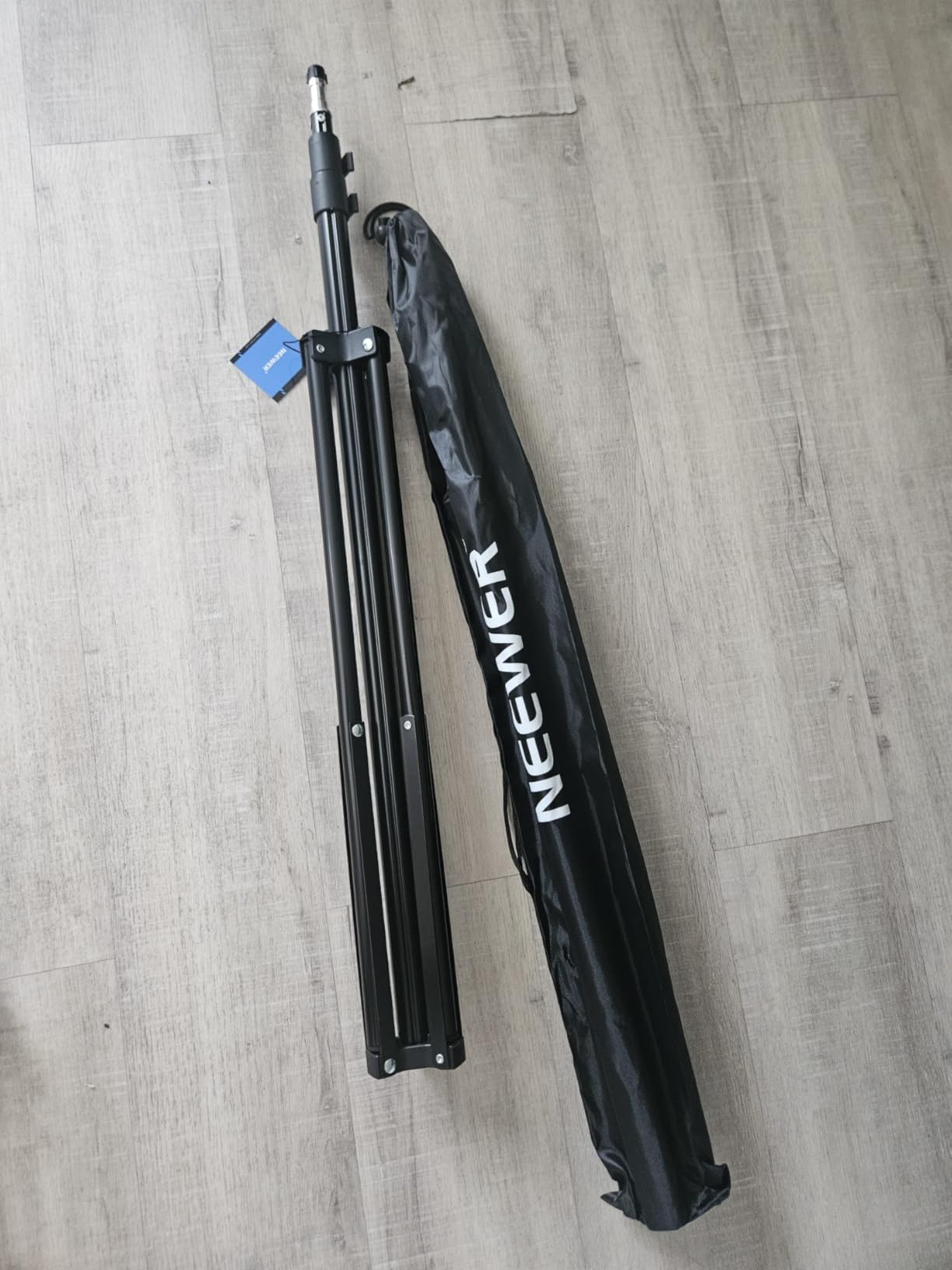 NEEWER Photography Light Stand, 7 Feet / 210cm Aluminum Alloy Photo Studio Tripod Stands for Video, Portrait and Photography Lighting, Reflectors, Soft Boxes, Umbrellas, Backgrounds (2 Pieces) customer photo 2