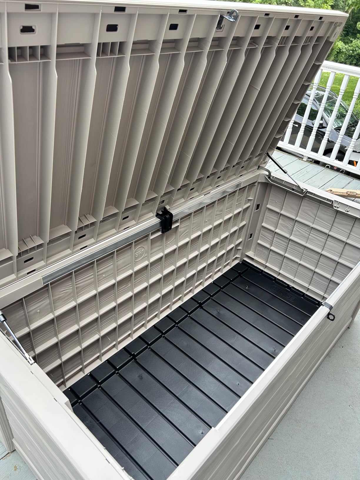 Keter Westwood 150 Gal Outdoor Storage Box for Patio and Pool Accessories | Brown, Resin, Large, Weatherproof, Lockable, Hydraulic Pistons, Easy Assembly, Organization, Patio Cushions Storage customer photo 1