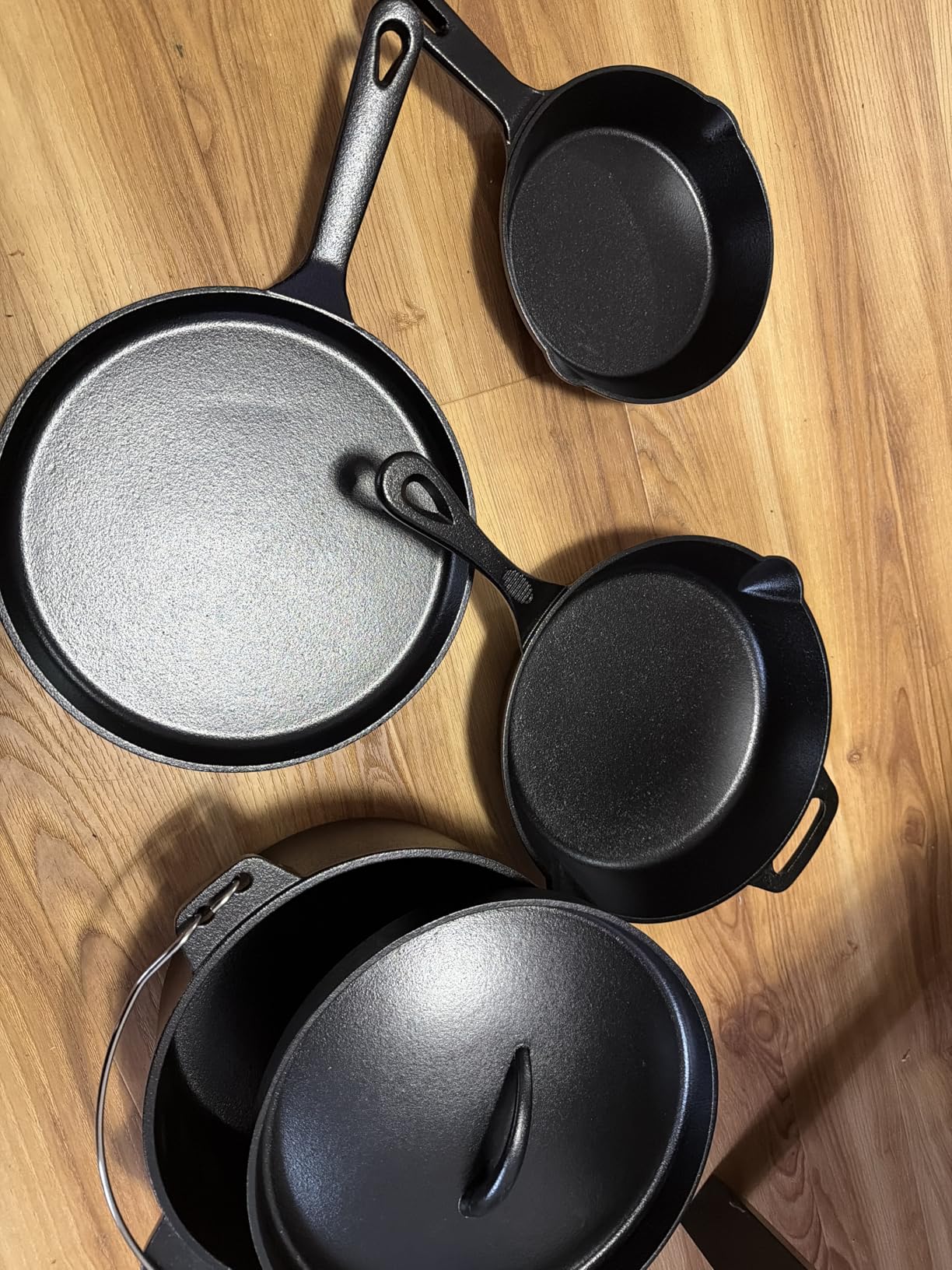 Amazon Basics Pre-Seasoned Cast Iron 5-Piece Cookware Set, Oven Safe, Cooks Evenly, 14.17 x 12.2 x 10.63 in, Black customer photo 2