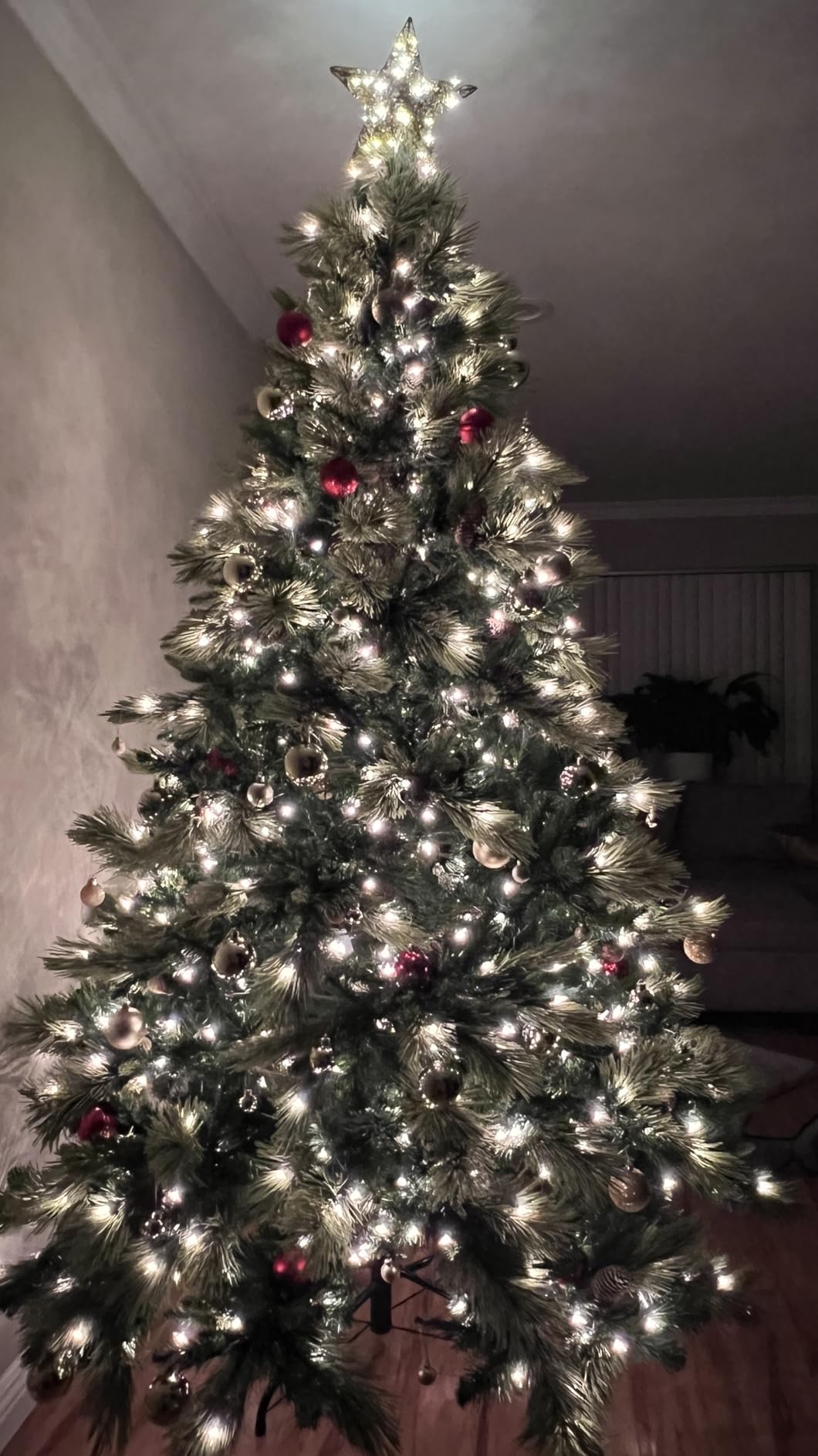 National Tree Company 7 ft Pre-Lit Carolina Pine Artificial Christmas Tree, 700 Clear Lights, 1,147 Tips, Includes Stand, Green customer photo 1