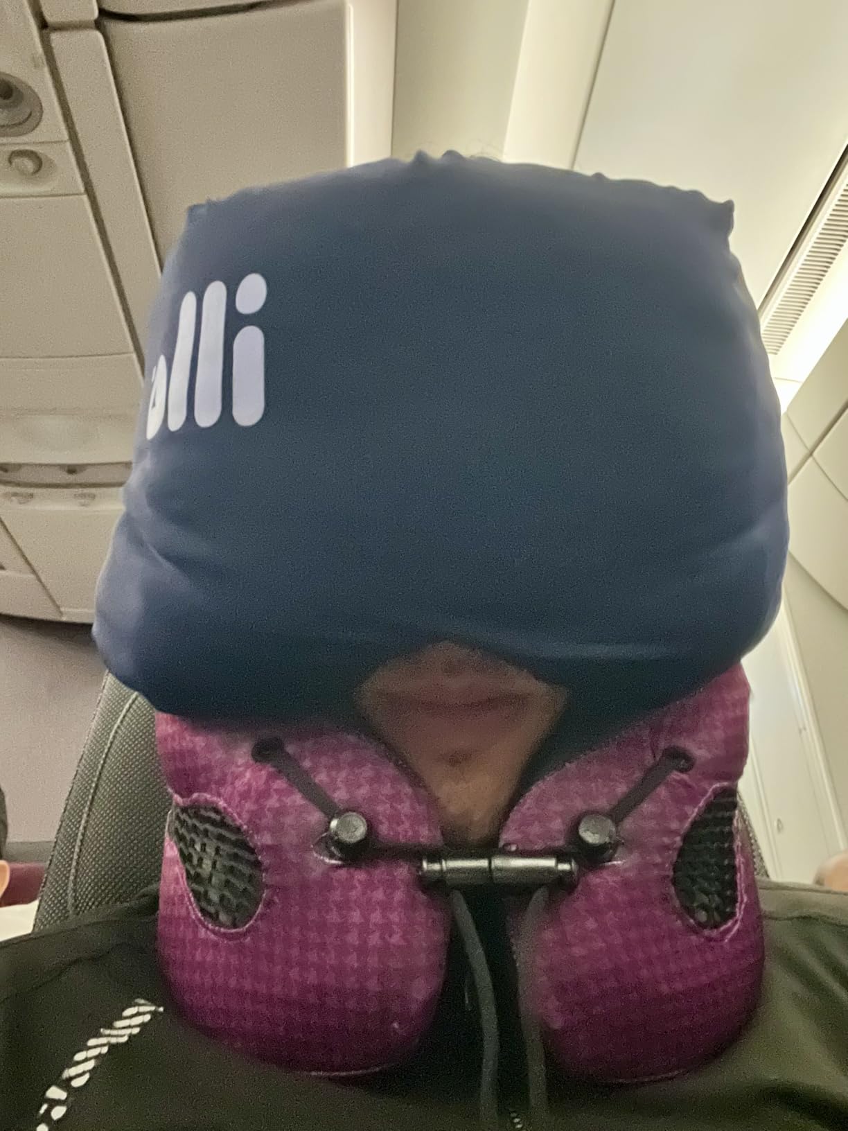 Cabeau Long Haul Flight Cooling Travel Neck Pillow - Evolution Cool - Supportive Memory Foam with Airflow Vents - Compact with Carrying Case (Black) customer photo 1