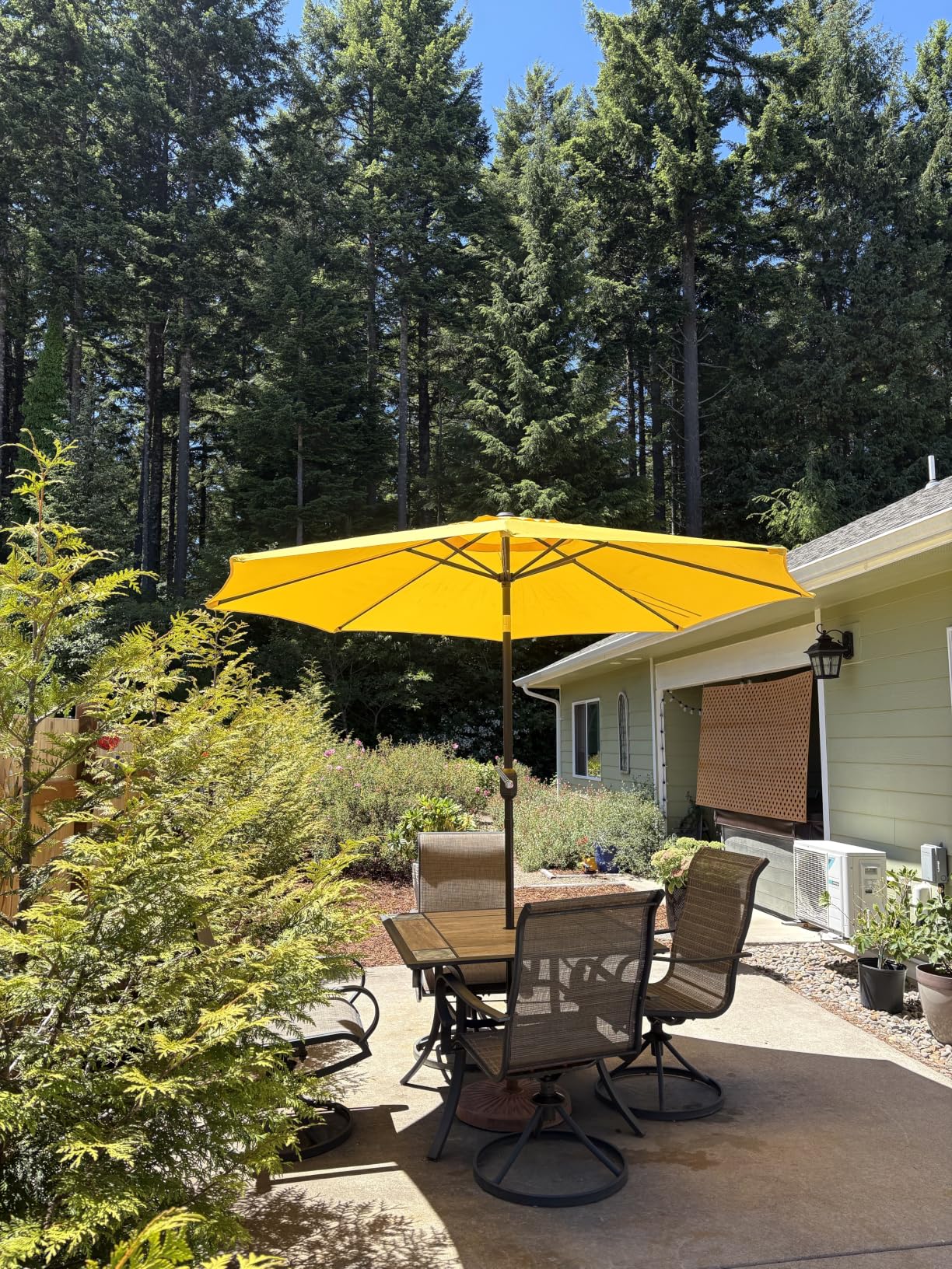 9' Outdoor Patio Umbrella, Outdoor Table Umbrella, Yard Umbrella, Market Umbrella with 8 Sturdy Ribs, Push Button Tilt and Crank customer photo 1