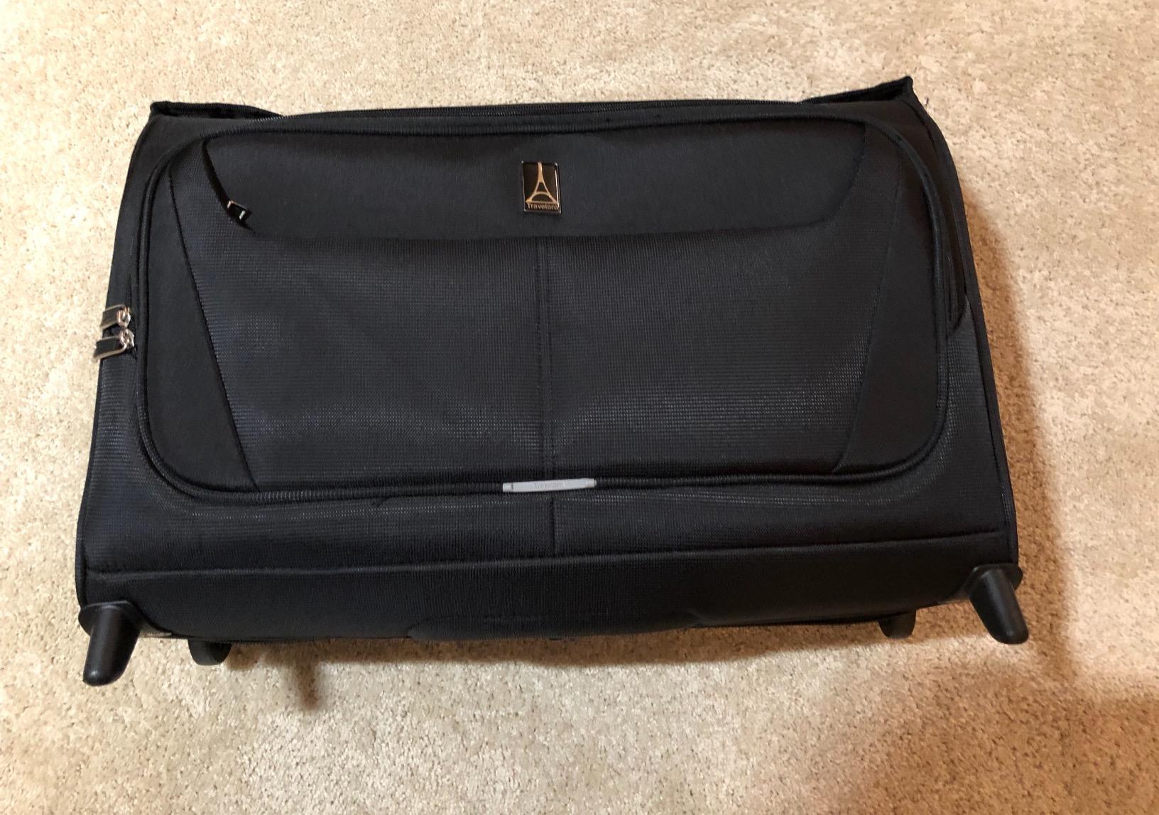 Maxlite 5 Softside Lightweight Carry-On Upright 2 Wheel Rolling Garment Bag, 22-Inch -- Black customer photo 1
