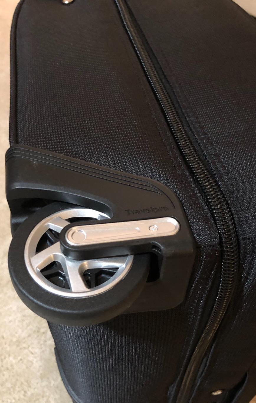 Maxlite 5 Softside Lightweight Carry-On Upright 2 Wheel Rolling Garment Bag, 22-Inch -- Black customer photo 2