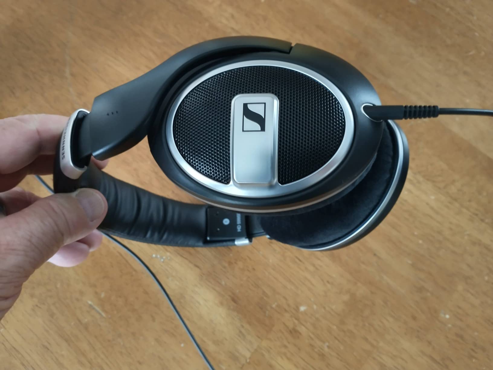 Sennheiser HD 599 SE Open-Back Headphones, Premium Design, Natural Balanced Audio, Comfortable Fit, Wired Headphones for Music, Gaming, School, Work, Black customer photo 1