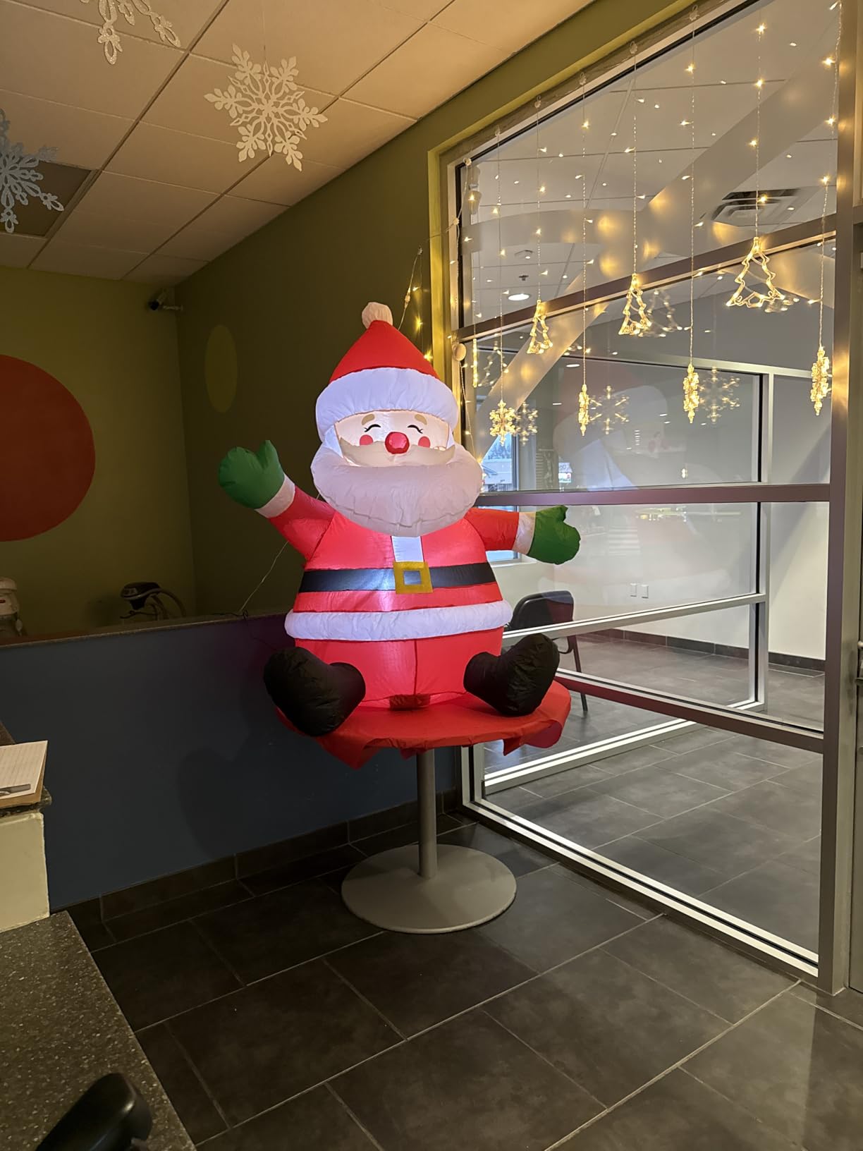 GOOSH 5 FT Christmas Inflatables Santa Claus Outdoor Decorations Blow Up Yard Sitting Santa Claus with Built-in LEDs for Holiday Xmas Garden Lawn Decor customer photo 1