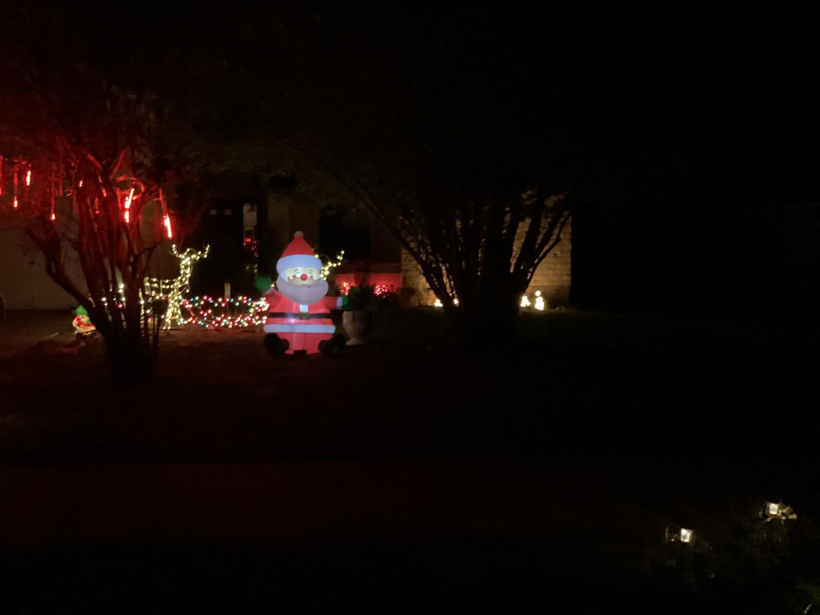GOOSH 5 FT Christmas Inflatables Santa Claus Outdoor Decorations Blow Up Yard Sitting Santa Claus with Built-in LEDs for Holiday Xmas Garden Lawn Decor customer photo 2