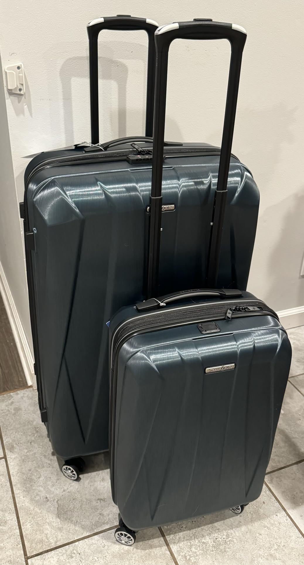 Samsonite Centric 2 Hardside Expandable Luggage with Spinner Wheels, Black, 3-Piece Set (20/24/28) customer photo 1
