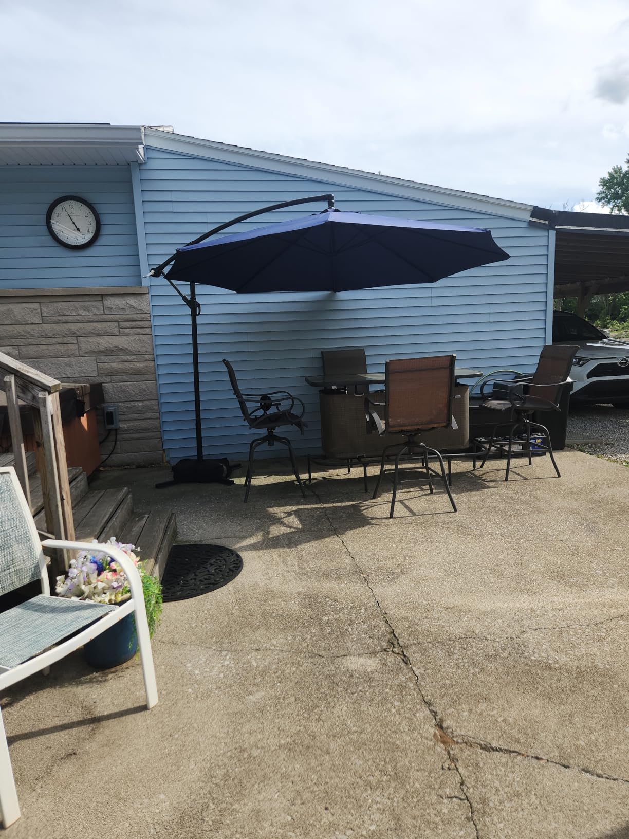 Yaheetech 10FT Patio Offset Umbrella - Cantilever Hanging Outdoor Umbrellas w/UV Protection and 8 Ribs and Handy Crank and Cross Base for Market/Garden/Lawn/Deck/Backyard/Pool - Tan customer photo 2