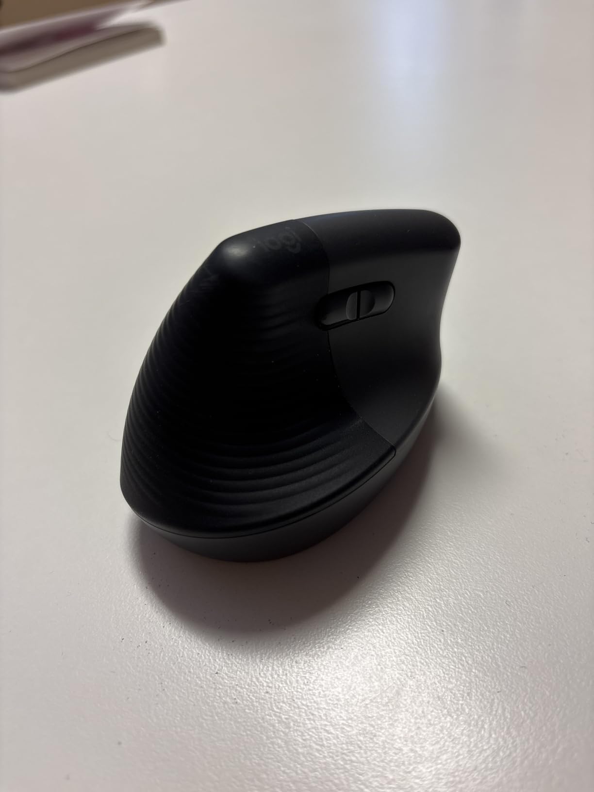 Logitech Lift Vertical Ergonomic Mouse, Wireless, Bluetooth or Logi Bolt USB Receiver, Quiet clicks, 6 Buttons, Compatible with Windows/macOS/iPadOS, Laptop, PC - Graphite customer photo 1