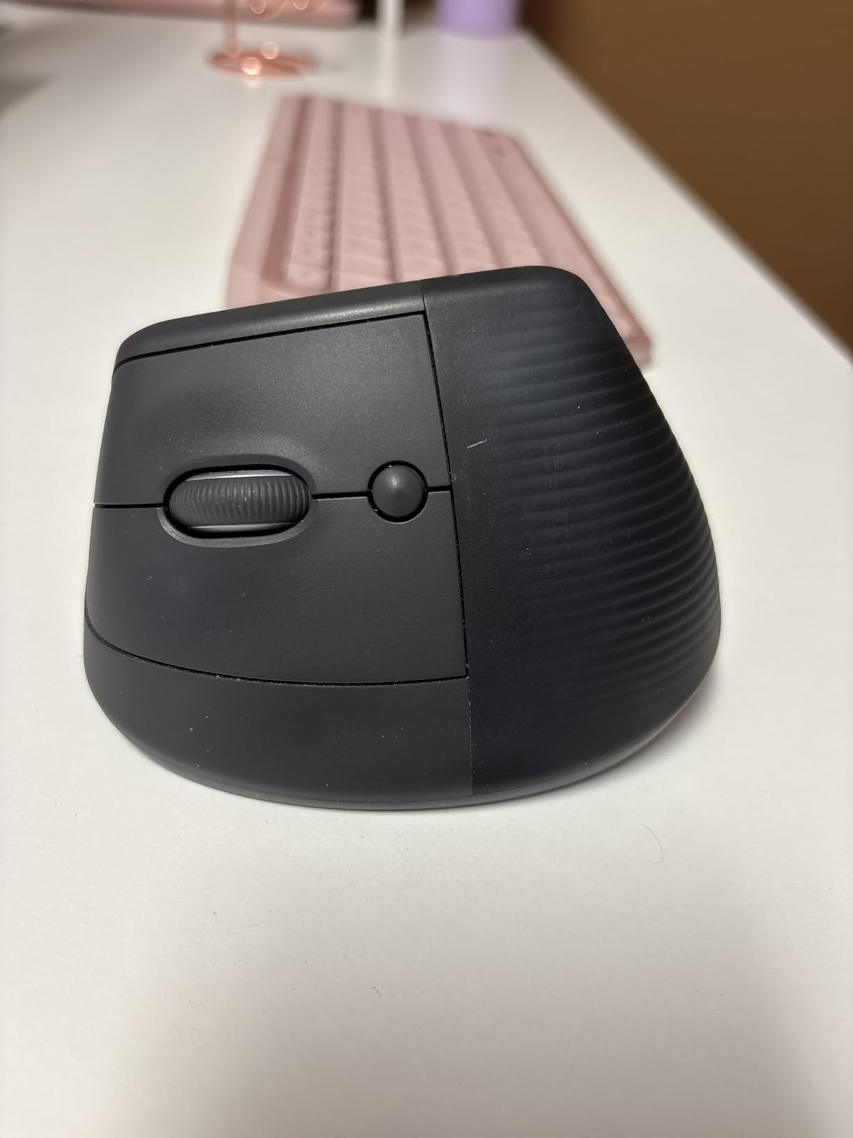Logitech Lift Vertical Ergonomic Mouse, Wireless, Bluetooth or Logi Bolt USB Receiver, Quiet clicks, 6 Buttons, Compatible with Windows/macOS/iPadOS, Laptop, PC - Graphite customer photo 2