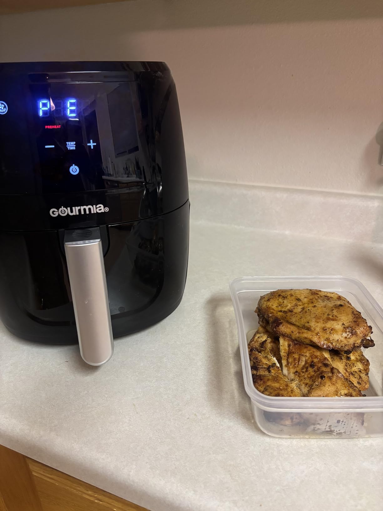 Gourmia Air Fryer - 6 Qt Large Capacity, FryForce 360, Digital Display with 12 Presets, Roast, Bake, Broil, Dehydrate, Dishwasher Safe Accessories, Black customer photo 1