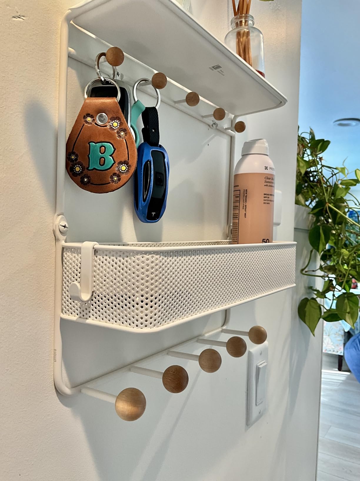 Umbra Estique Entryway Organizer Storage Solution with Cubby Bin, Shelf and Hooks for Keys, Mail, Glasses, Wallet, Purse, Hat, and More, White customer photo 1