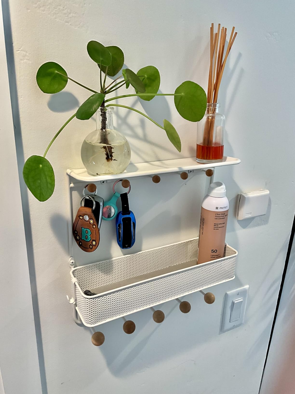 Umbra Estique Entryway Organizer Storage Solution with Cubby Bin, Shelf and Hooks for Keys, Mail, Glasses, Wallet, Purse, Hat, and More, White customer photo 2