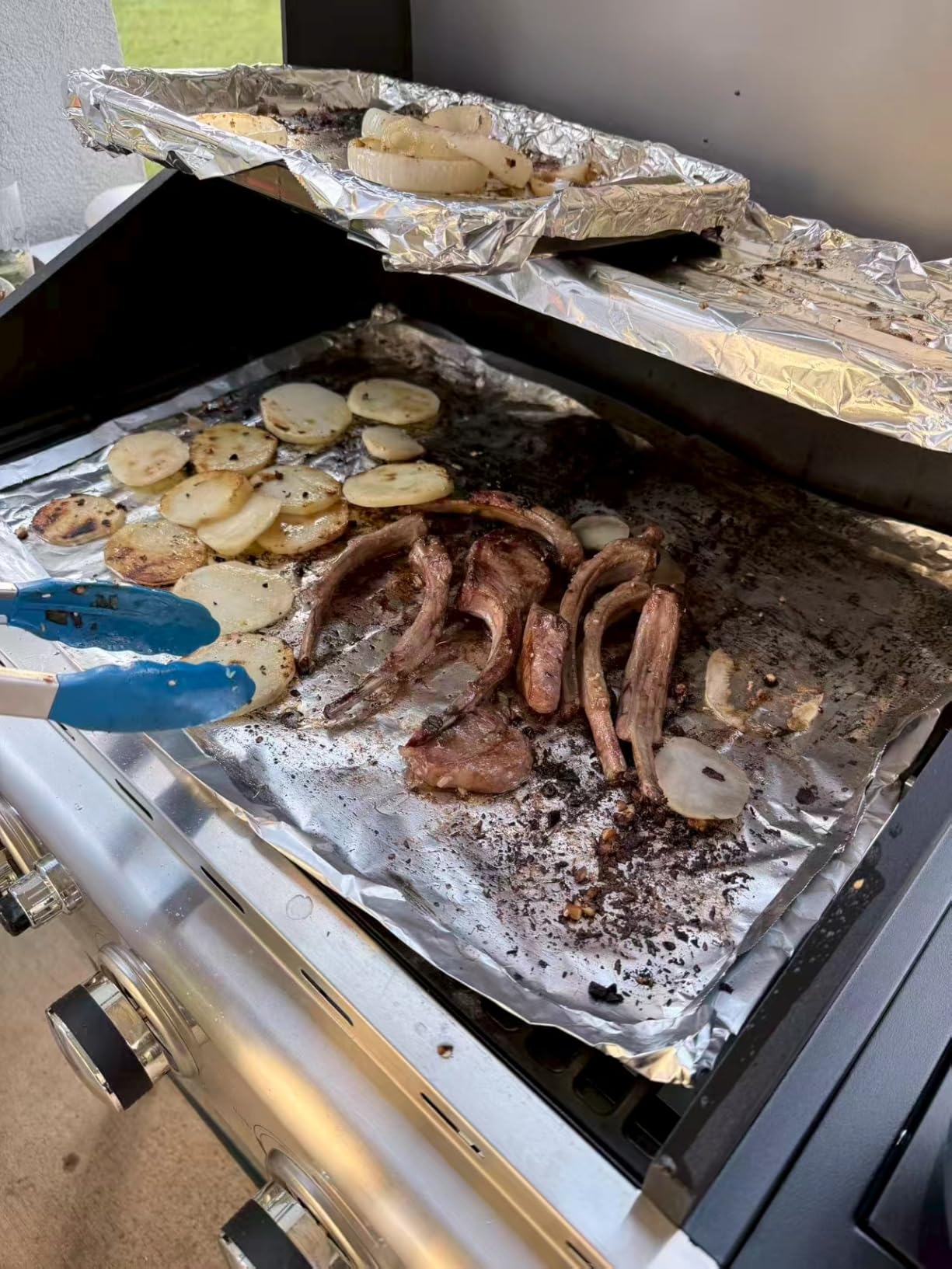 Captiva Designs 4-Burner Propane Gas BBQ Grill with Side Burner & Porcelain-Enameled Cast Iron Grates customer photo 2