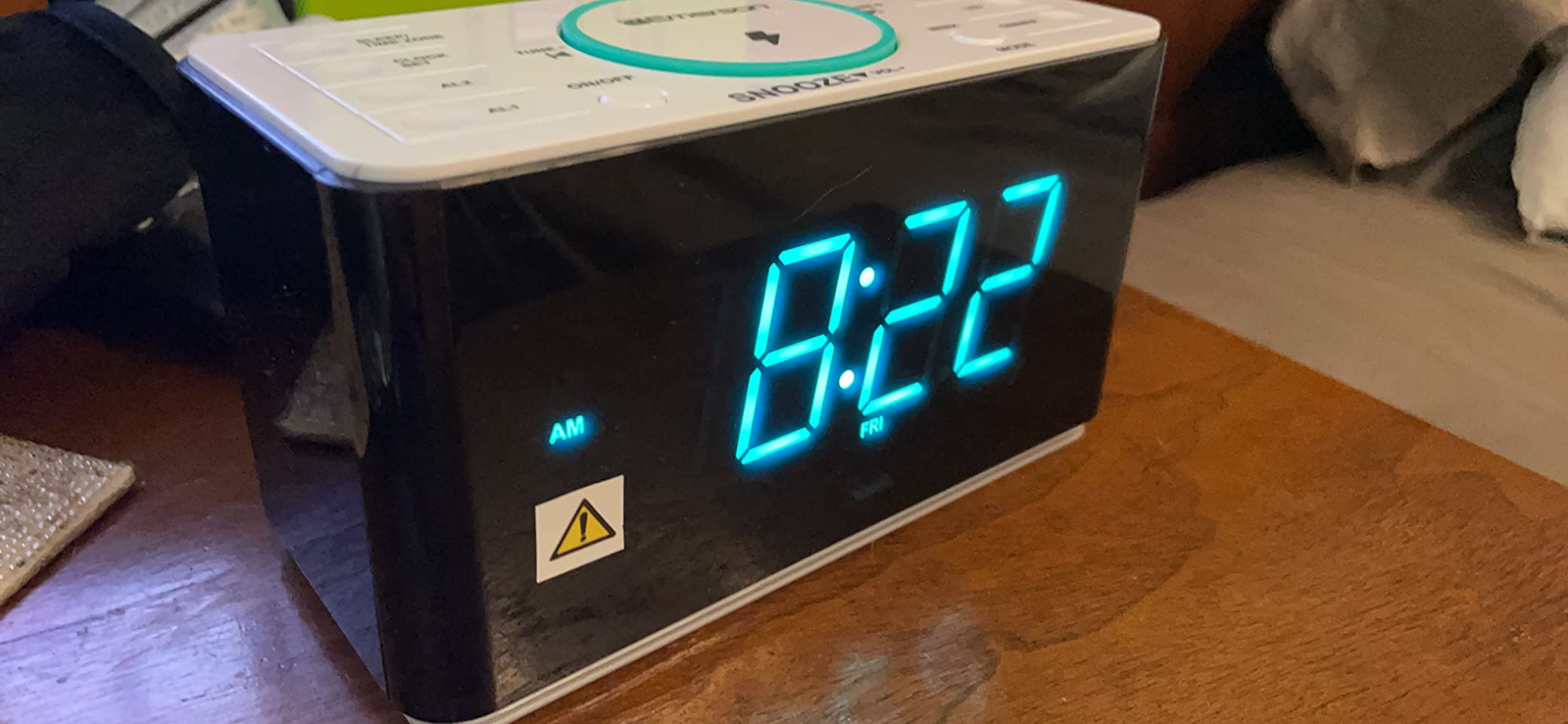 Emerson Smartset Dual Alarm Clock FM Radio with Wireless Charging, Bluetooth Speaker, Ultra Fast Charging for Airpods/iPhone, Foldable Stand, USB Charger, Adjustable LED Glow, ER100501 customer photo 2