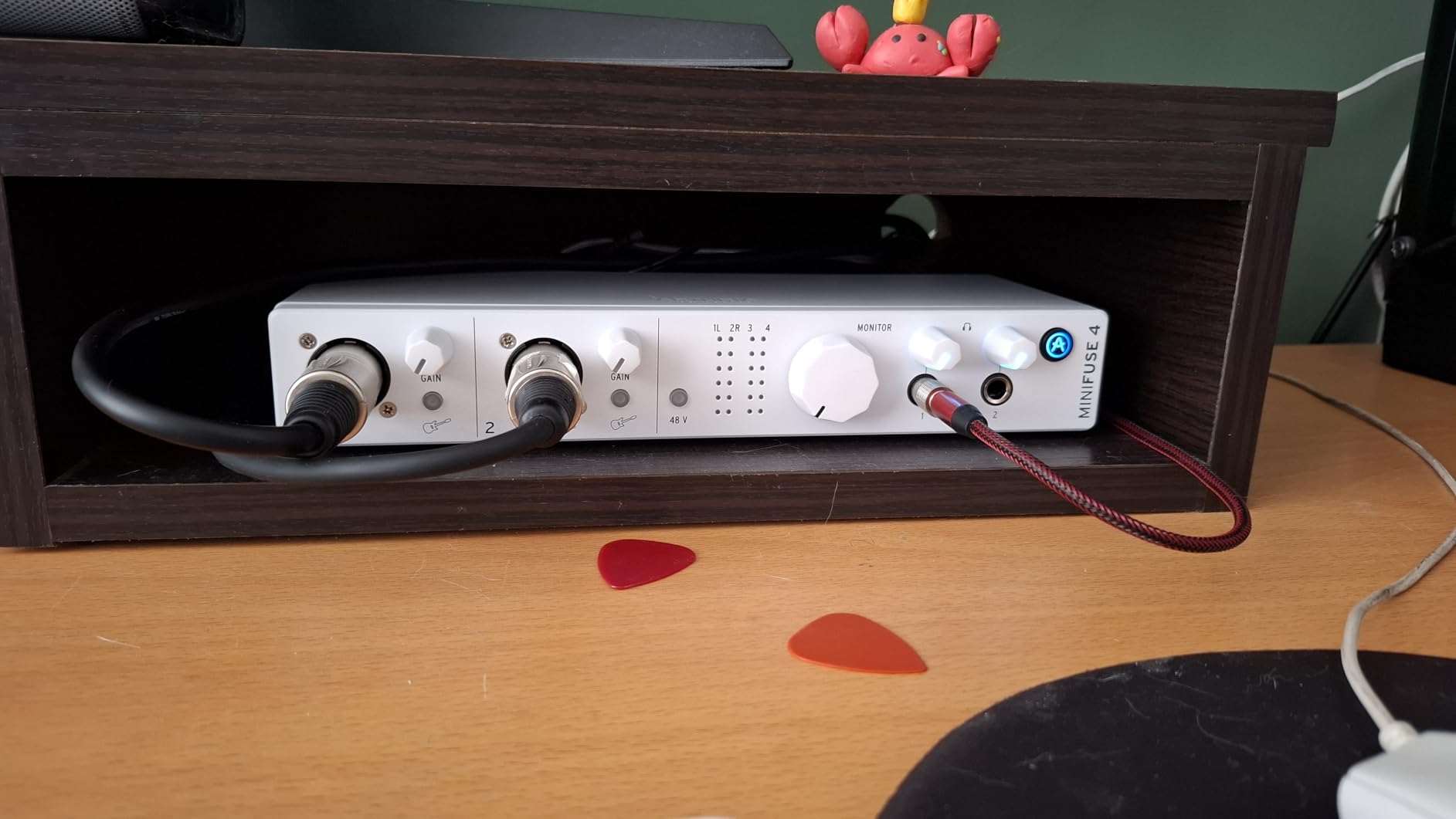 Arturia MiniFuse 4 - Compact USB Audio & MIDI Interface with Creative Software for Recording, Production, Podcasting, Guitar customer photo 1