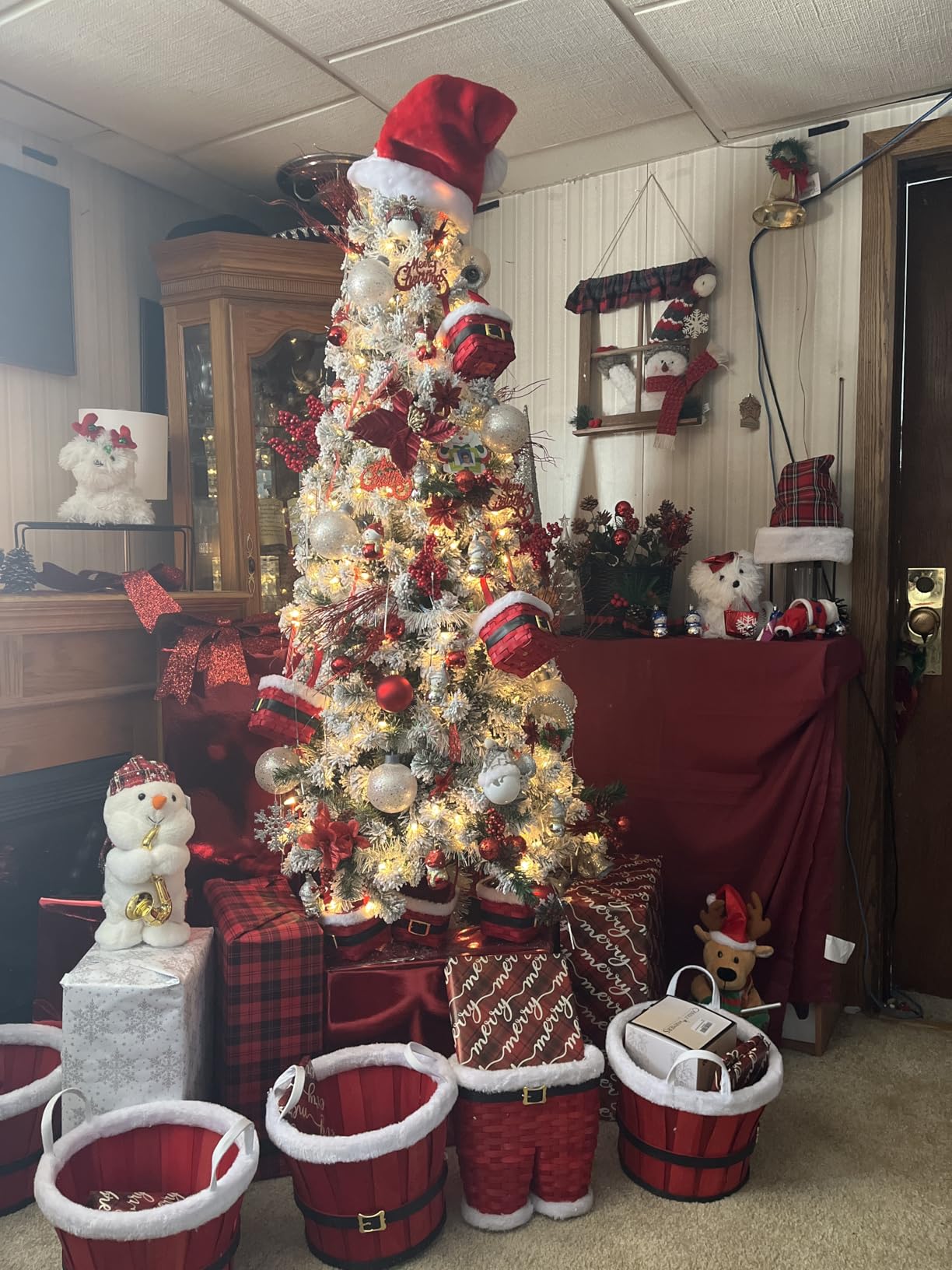 National Tree Company 6 ft Pre-Lit Flocked Acacia Slim Artificial Christmas Tree, 250 Clear Lights, 512 Tips, Includes Stand, Green customer photo 1