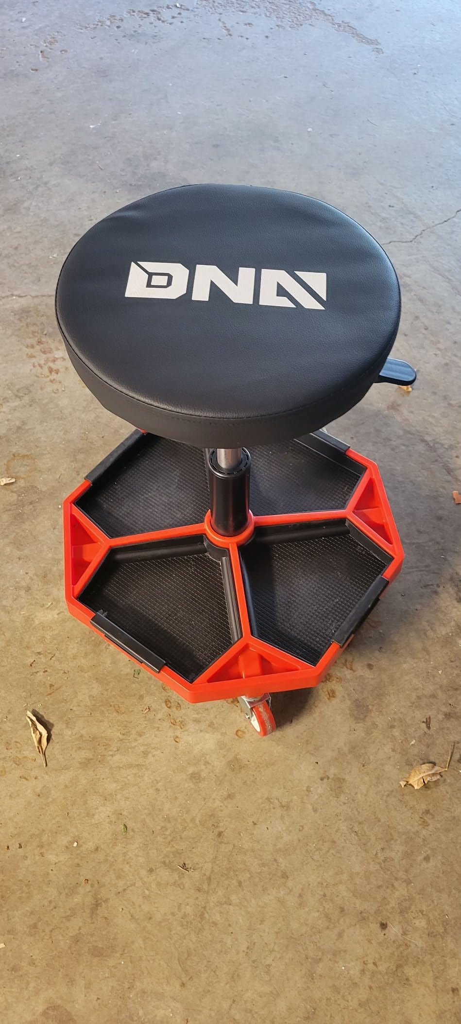 DNA Motoring TOOLS-00253 Adjustable Height Pneumatic Garage Seat Rolling Mechanic Stool with Tool Tray Storage, 300lbs Max Weight Capacity customer photo 1