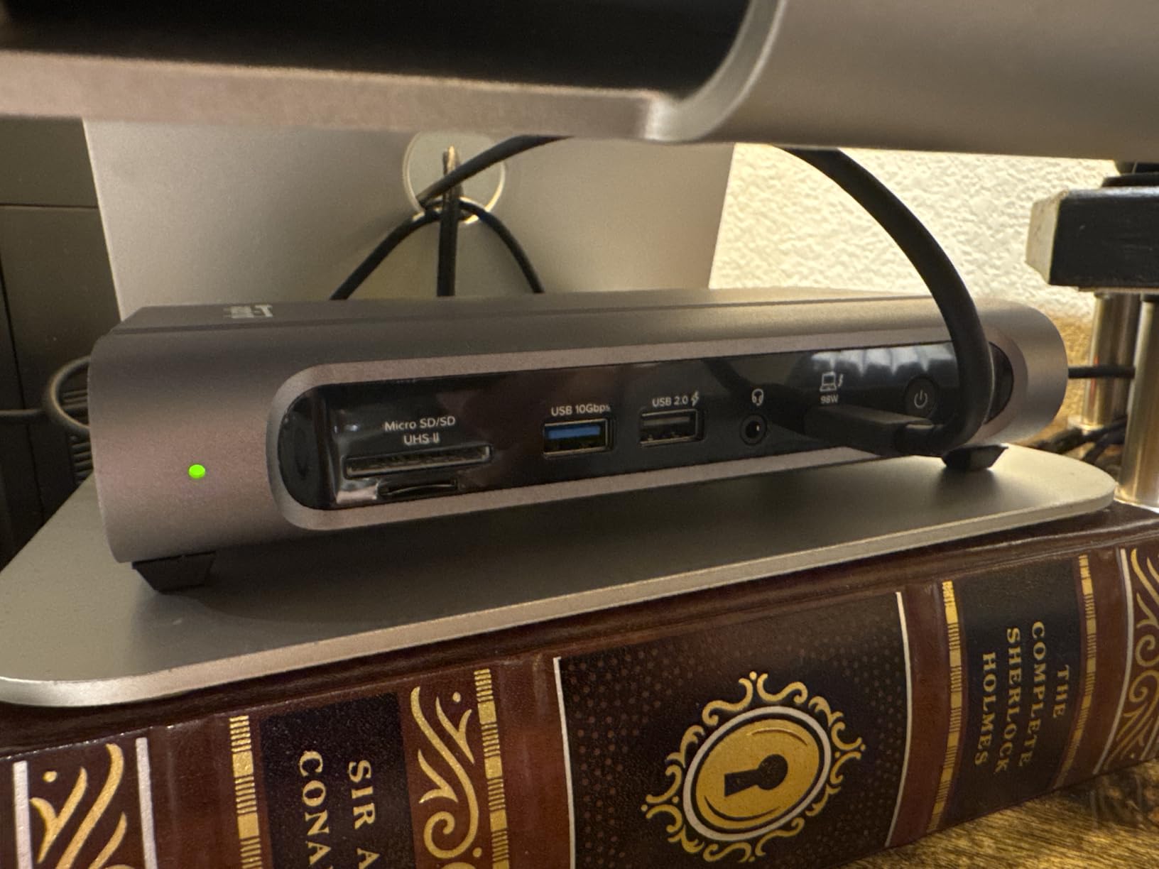 Plugable 16-in-1 Thunderbolt 4 Dock - Dual 4K Monitors for M4/M5 MacBook Air/Pro, 100W Charging, 2X HDMI, 2X DisplayPort, 2.5G Ethernet, 7X USB, MicroSD/SD Card Reader customer photo 1