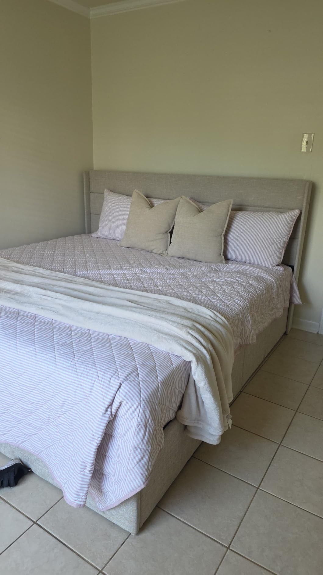 Allewie Queen Size Lift Up Storage Bed, Modern Wingback Headboard, Hydraulic Support, No Box Spring Needed, Light Beige customer photo 1