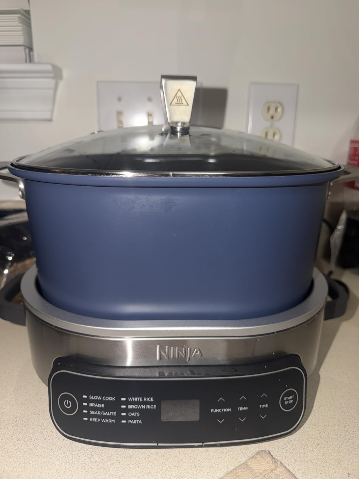 Ninja MC1101 Foodi Everyday Possible Cooker Pro, 8-in-1 Versatility, One-Pot Faster Cooking Replaces 10 Tools, Family-Sized Capacity with Adjustable Temp Control, 6.5 quarts, Midnight Blue customer photo 2