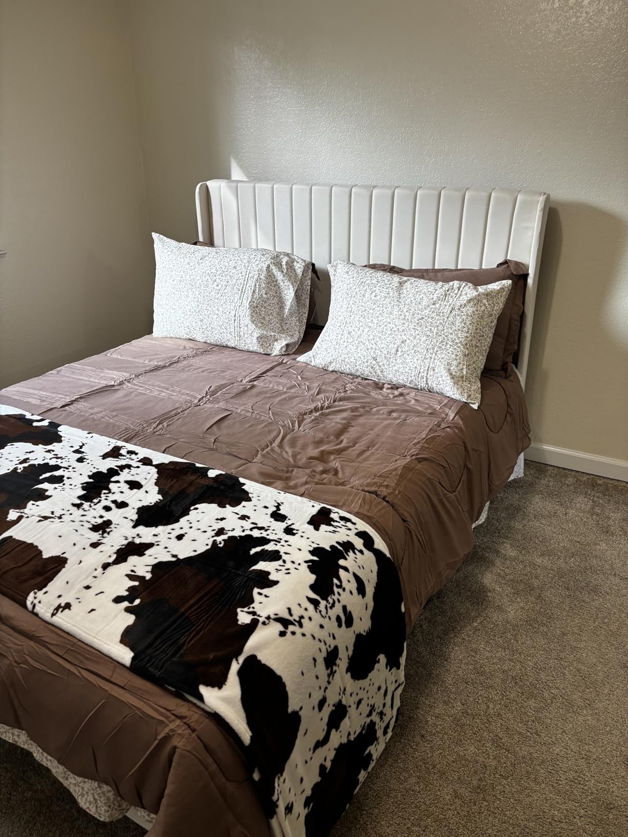 Yaheetech Queen Bed Frame Upholstered Platform Bed with Fabric Headboard, Wing Edge Design/Non-Slip and Noise-Free/Wooden Slats Support/No Box Spring Needed/Easy Assembly, Ivory Queen Bed customer photo 1