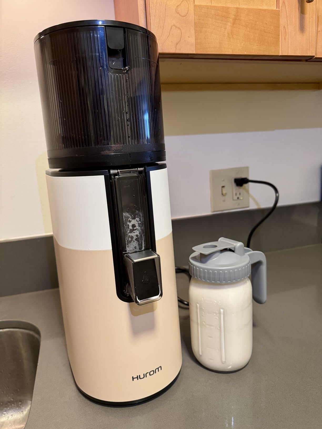 Hurom H400 Cold Press Juicer Machine, Award Winning Masticating Slow Juicer, Easy to Clean, Strainer & Hands Free with Self Feeding, Wide Mouth Hopper, Easy Assembly (Two-Tone Beige) customer photo 1