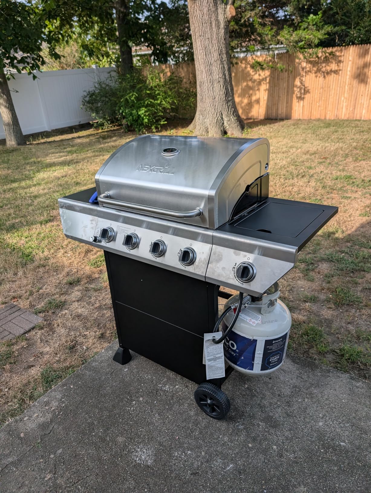 Nexgrill 4-Burner Propane Gas Grill with Side Burner, 52,000BTUs, 562 SQ. In. Cooking Space customer photo 1