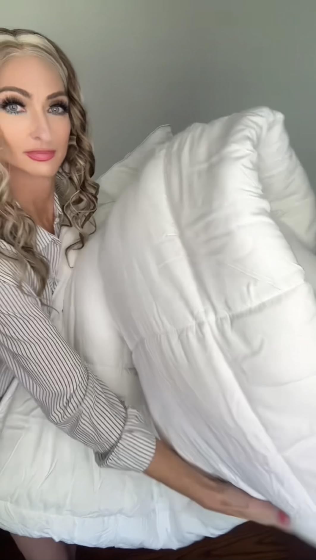 Olive + Crate Cooling Down Alternative Comforter - Hypoallergenic Queen Size Duvet Insert Lightweight - All Seasons Plush Design Bamboo Comforter - 100% Bamboo Viscose Outer Cover - White 88x90 customer photo 1