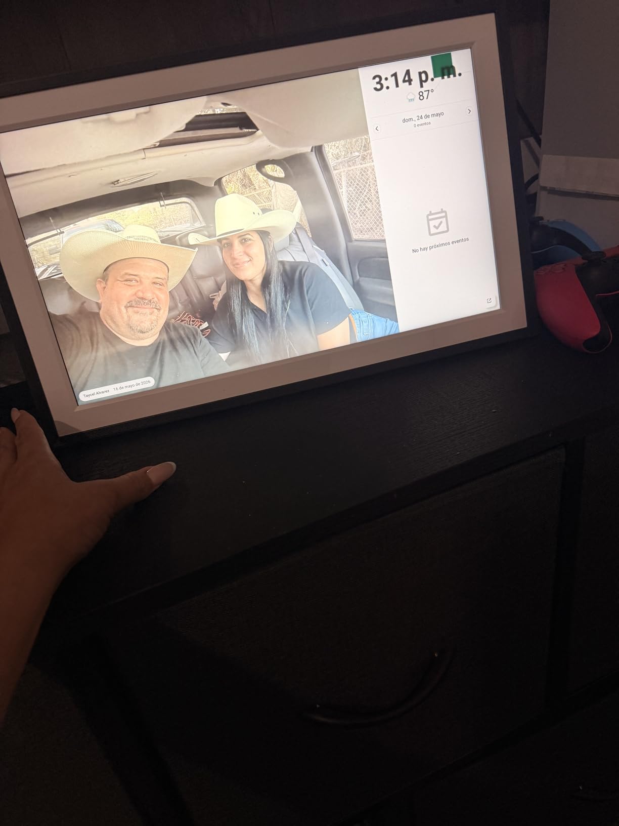 Digital Picture Frame, 15.6 Inch Large Frameo Digital Photo Frame WiFi, 32GB, 1920 * 1080 IPS HD Touch Screen, Tabletop&Wall-Mounted, Share Picture Video, Birthday, Wedding, for Mom customer photo 2