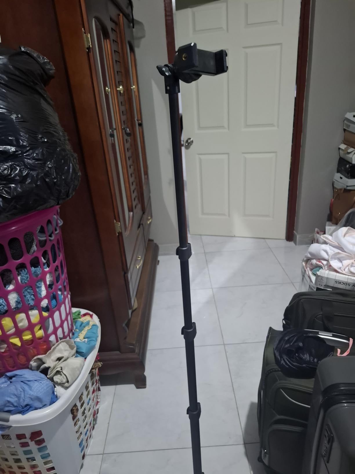 Amazon Basics Portable and Flexible Tripod with Wireless Remote and Smartphone Clamp, 10-inch, Black customer photo 2