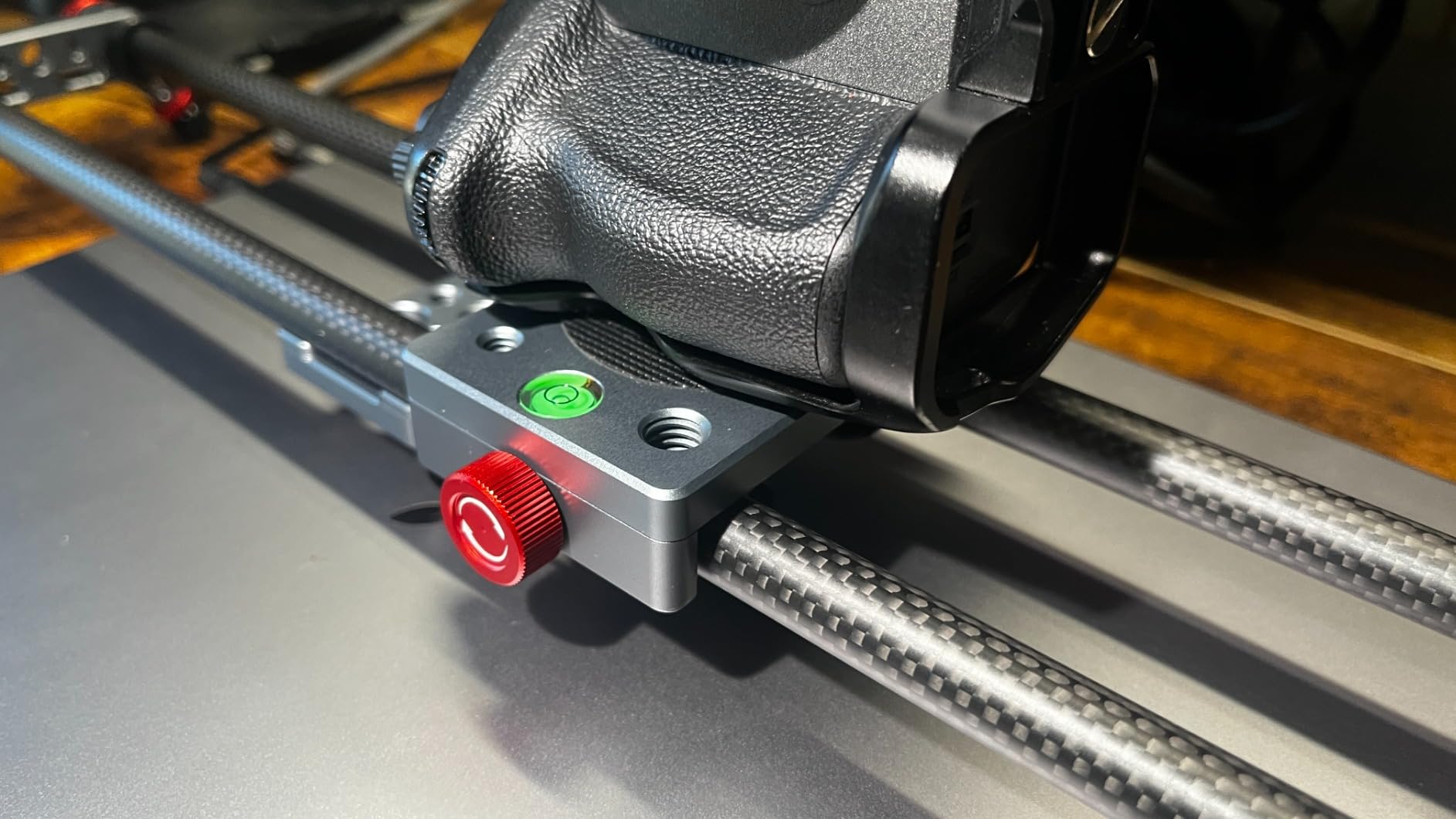 NEEWER 16in/40cm Carbon Fiber Camera Slider with 360 Degree Ball Head, Dolly Rail Track with 4 Bearings & Adjustable Legs (CS1M) customer photo 1