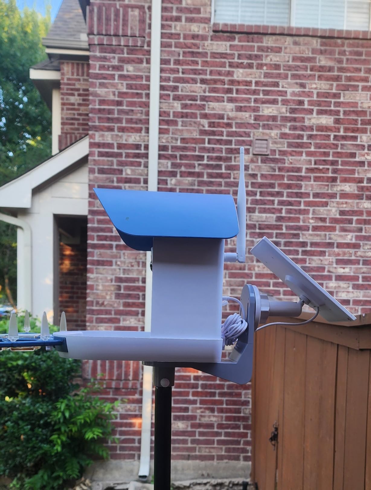 Bird Feeder with Camera,AI Identify Birds Species,Smart Bird Camera with Solar Powered,Auto Record FHD Birds Video in Backyard,Instant Notifications,Ideal Gift for Family and Bird Lovers,Navy Blue customer photo 2