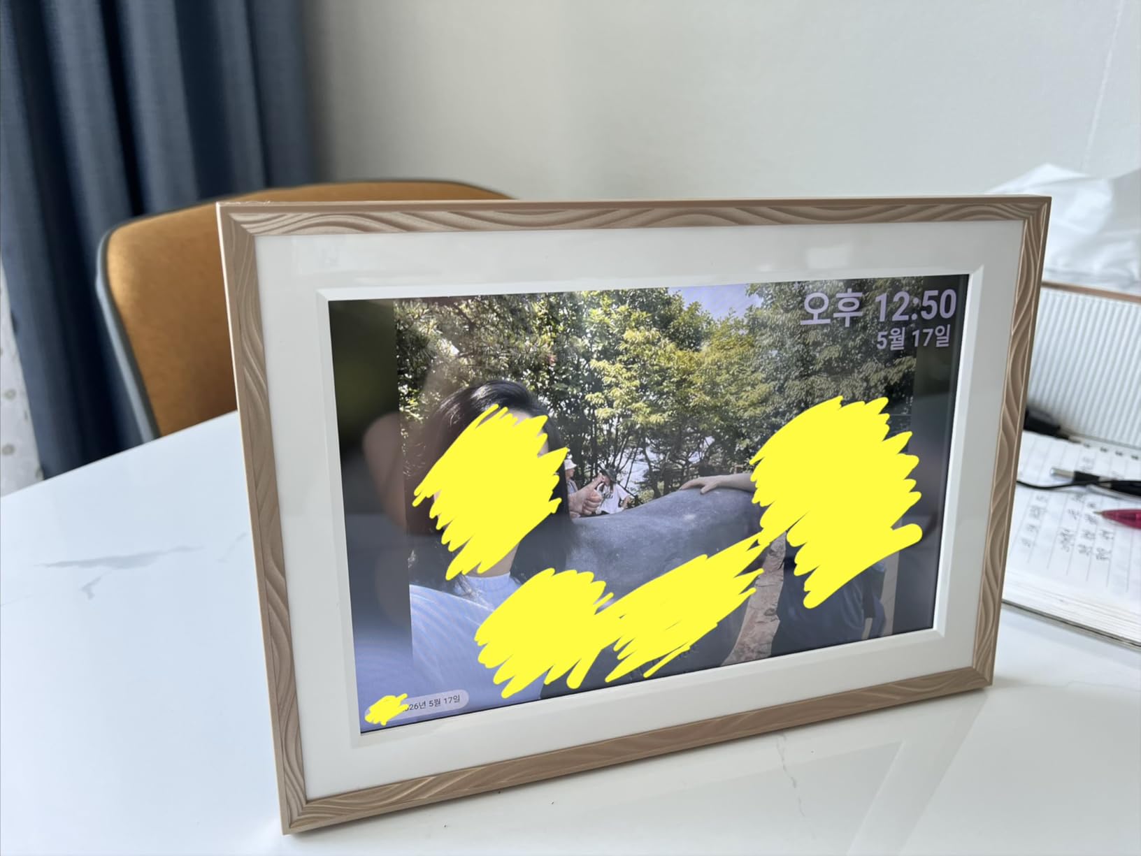 Digital Picture Frame, 10.1'' Frameo Digital Frame Wifi, 32GB Memory, 1280*800 HD Touch Screen Digital Photo Frame, Wall Mountable, Auto-Rotate, Share Instantly, Wedding, Birthday Gifts for Women, Mom customer photo 1