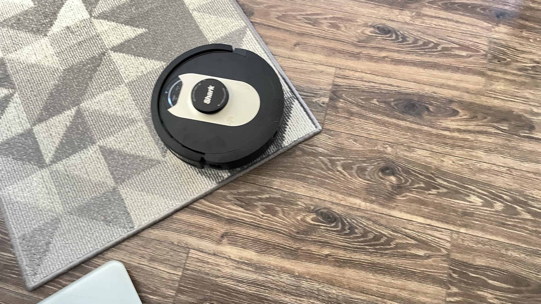 Shark PowerDetect | 2-in-1 Robot Vacuum & Mop for Carpets & Hard Floors | Powerful Suction & Mopping for Pet Hair | Self-Empty & Self-Clean NeverTouch Pro Base | 60-Day Capacity | White | AV2800ZE customer photo 1