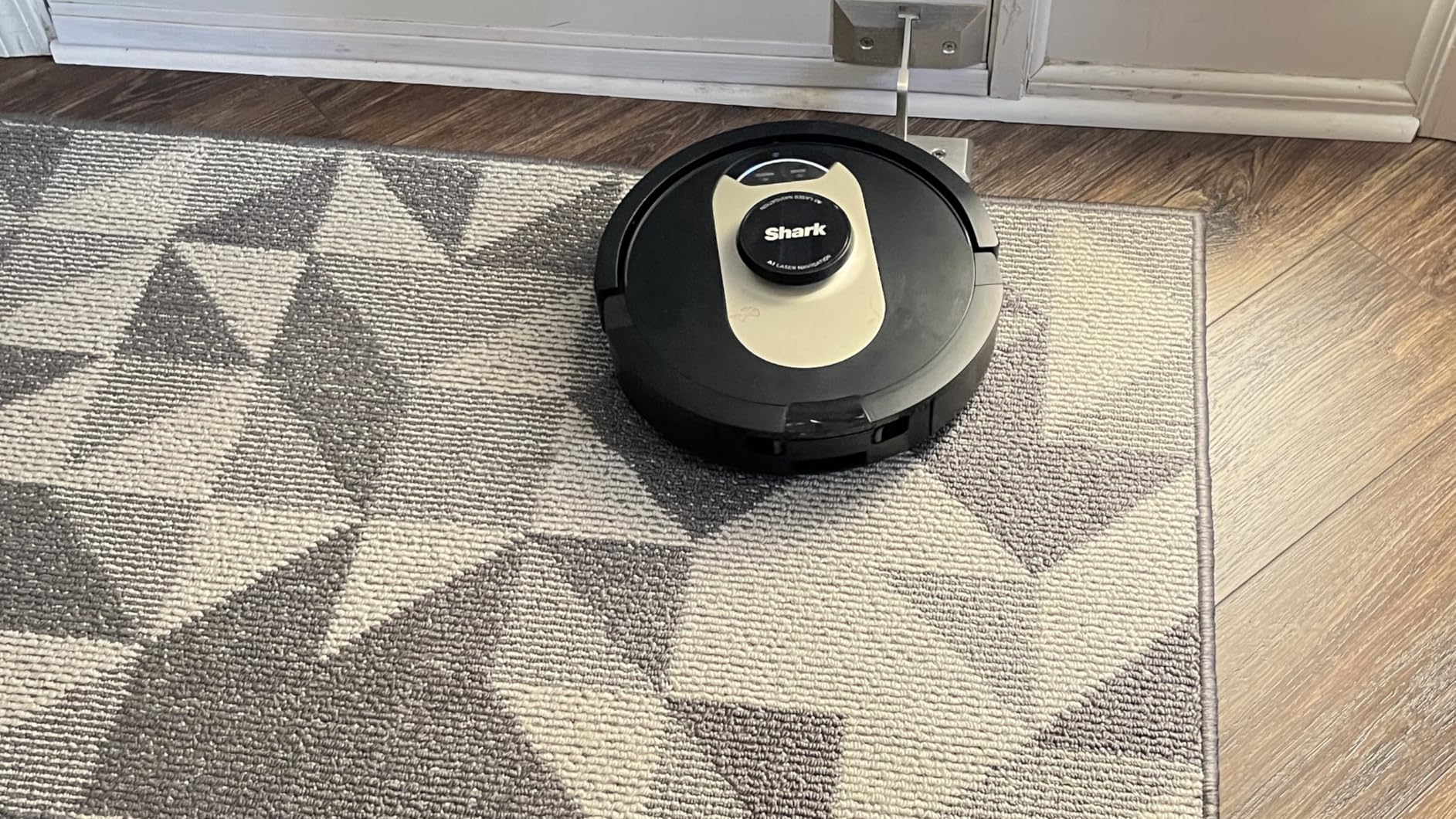 Shark PowerDetect | 2-in-1 Robot Vacuum & Mop for Carpets & Hard Floors | Powerful Suction & Mopping for Pet Hair | Self-Empty & Self-Clean NeverTouch Pro Base | 60-Day Capacity | White | AV2800ZE customer photo 2