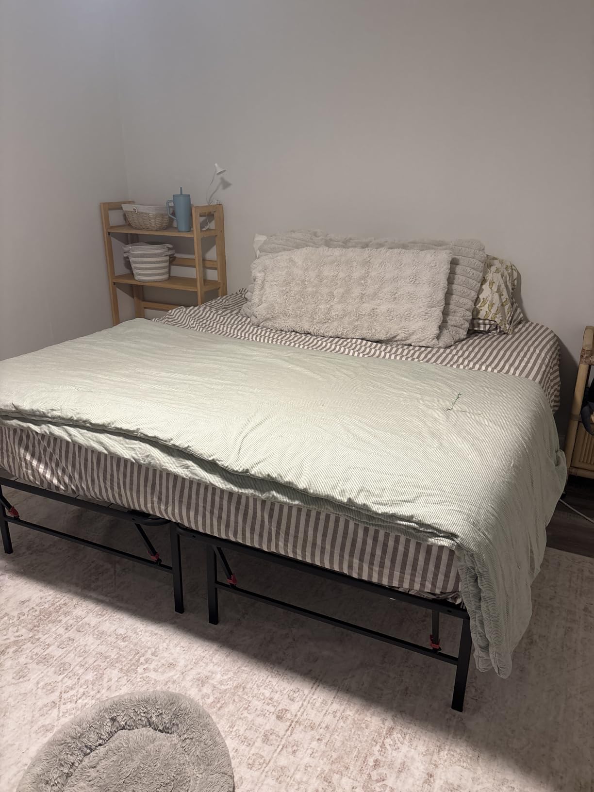 Amazon Basics Metal Bed Frame, Non-Foldable Platform Bed, Easy Assembly, Twin, 39W x 75L x 14H in, Black customer photo 2