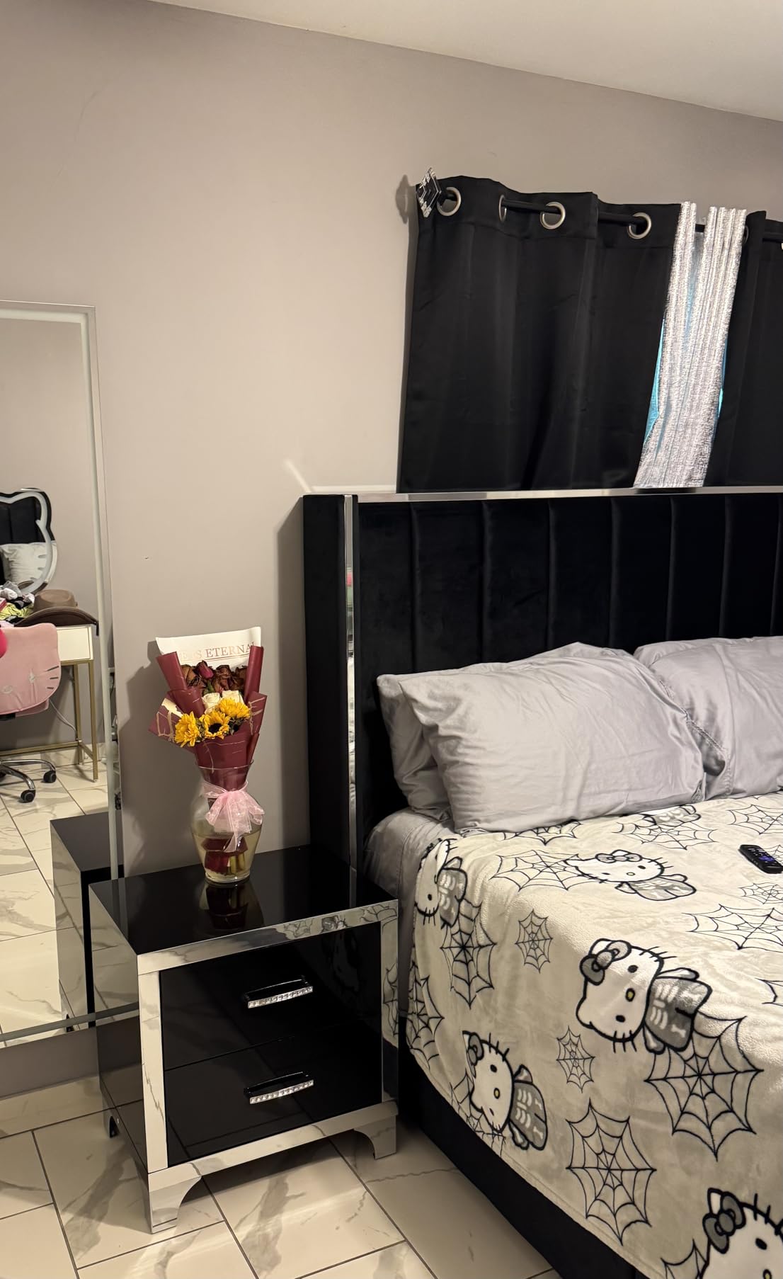 Merax Night Stand with 2 Drawers, Mirrored High Gloss Wood Nightstand Metal Handle Bedside End Table for Bedroom, Dorm, Black customer photo 1