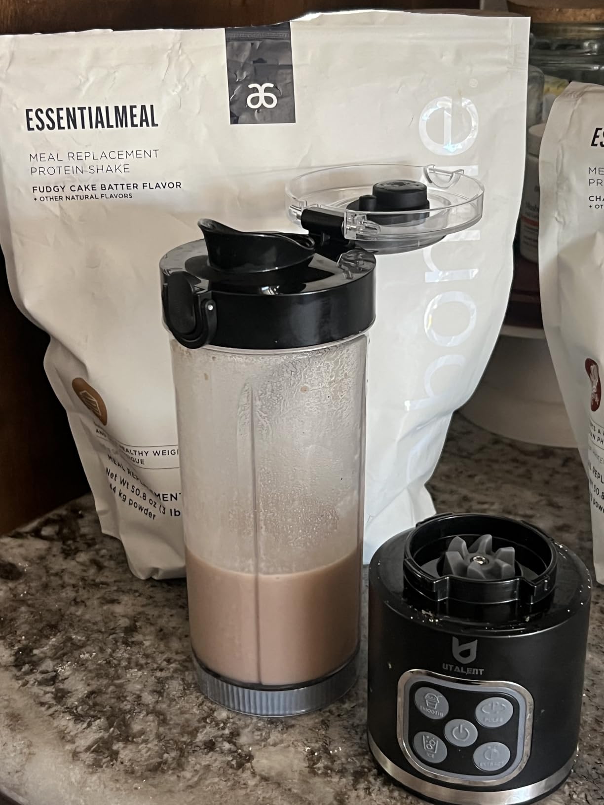 UTALENT Cordless Portable Blender, 25 oz removable Vessel, 700W Personal Blender, For-Smoothies, Ice Crush, 4 Programs, Leakproof-Lid & Sip Spout, USB-C Rechargeable, Dishwasher Safe Parts, Black customer photo 1