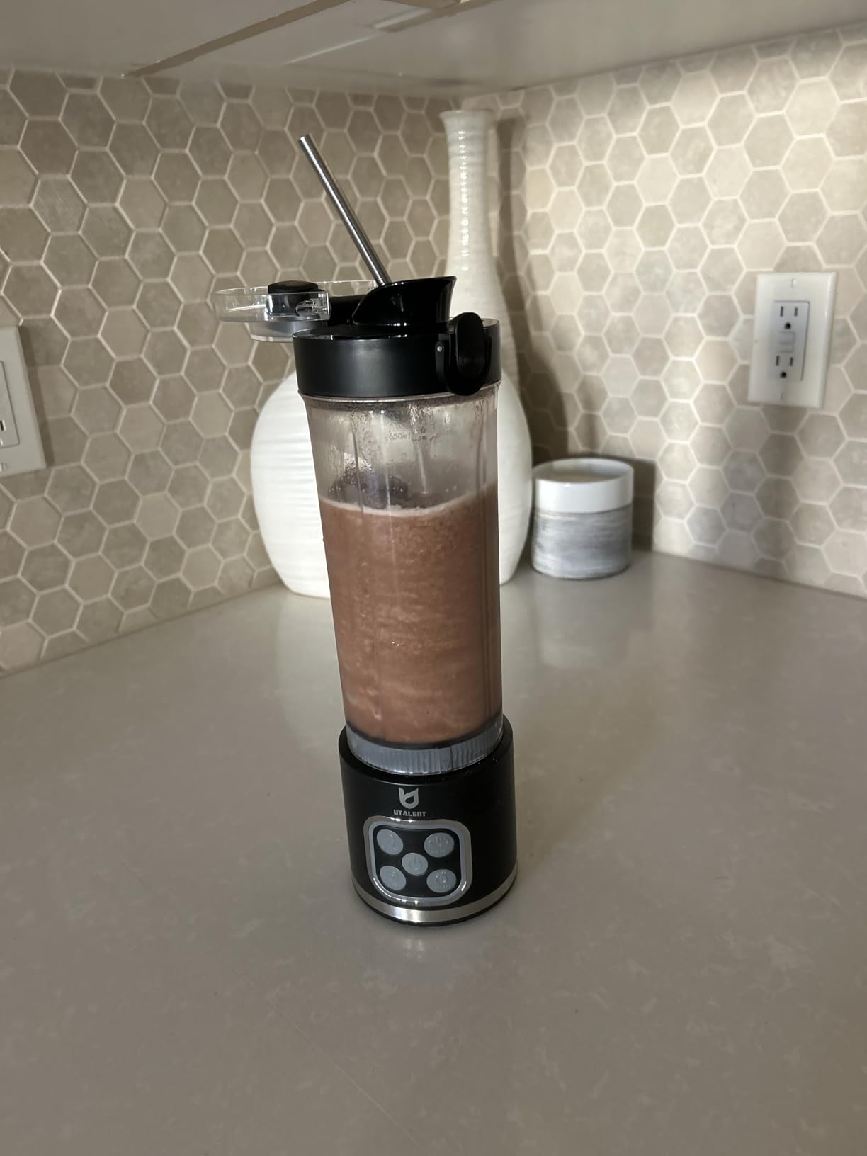 UTALENT Cordless Portable Blender, 25 oz removable Vessel, 700W Personal Blender, For-Smoothies, Ice Crush, 4 Programs, Leakproof-Lid & Sip Spout, USB-C Rechargeable, Dishwasher Safe Parts, Black customer photo 2