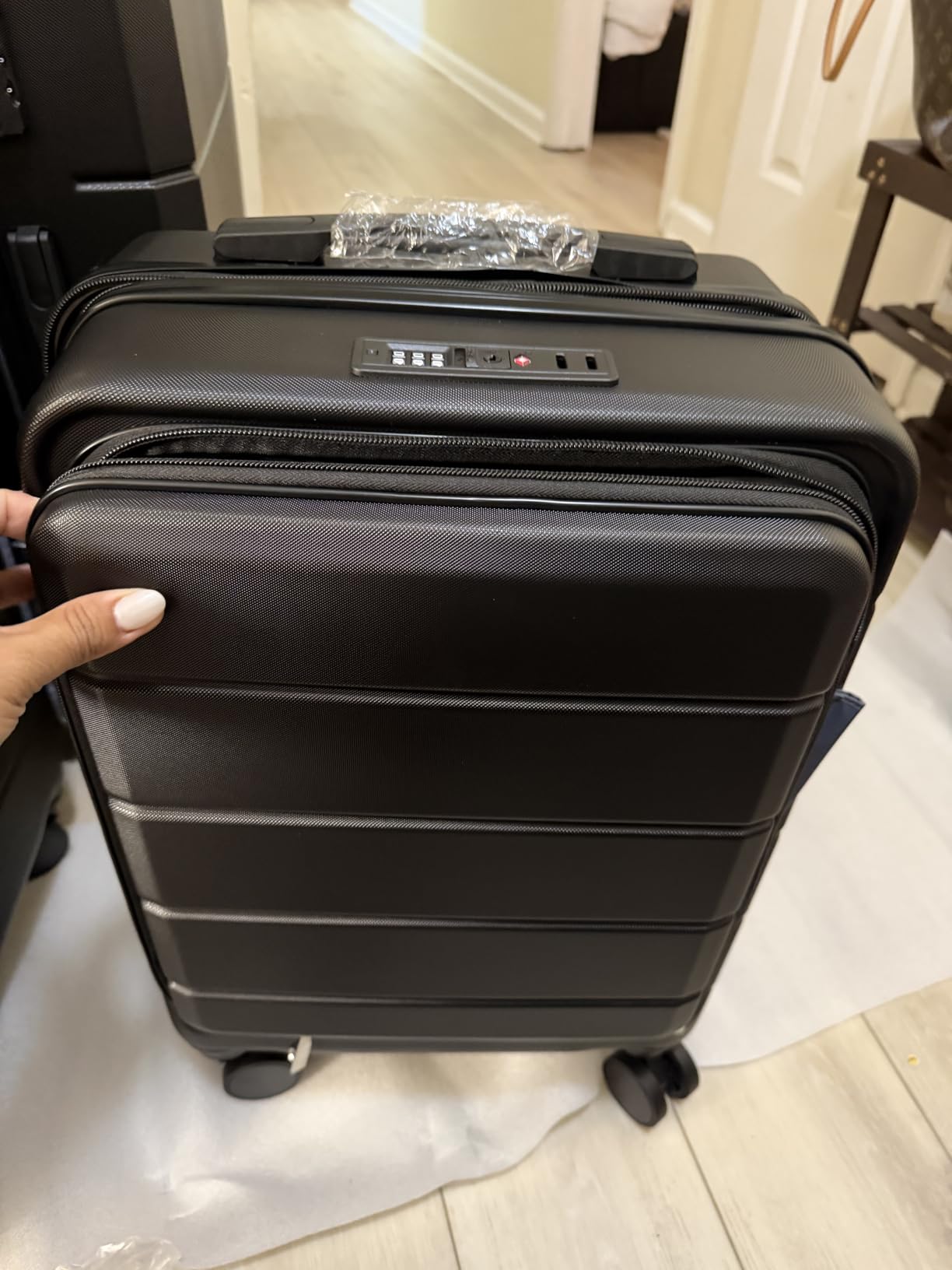 YOETEY Luggage Sets 3 Piece, Expandable Hardshell Suitcase with TSA Lock & Silent Spinner Wheels, Lightweight Hardside Travel Suitcase Set for International Trips (20/24/28 in, Black) customer photo 1